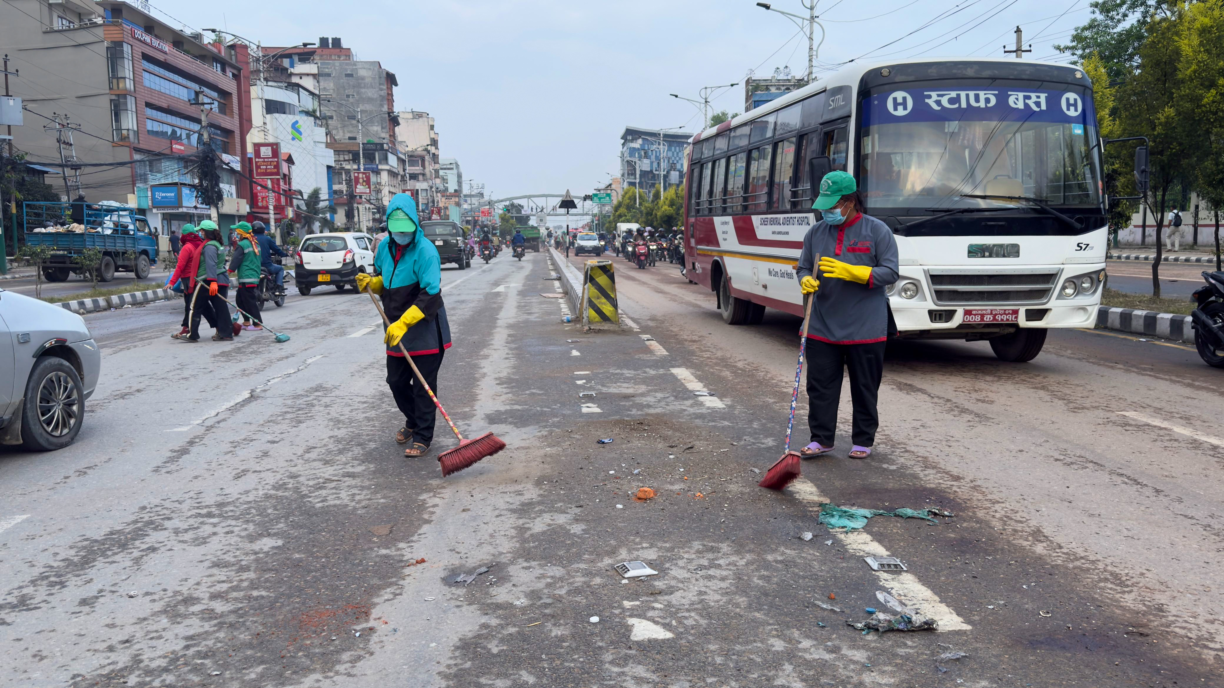 जेनजीको प्रदर्शनले अस्तव्यस्त बनेको सडक सफा गर्दै काठमाडौं महानगर (फोटोफिचर)