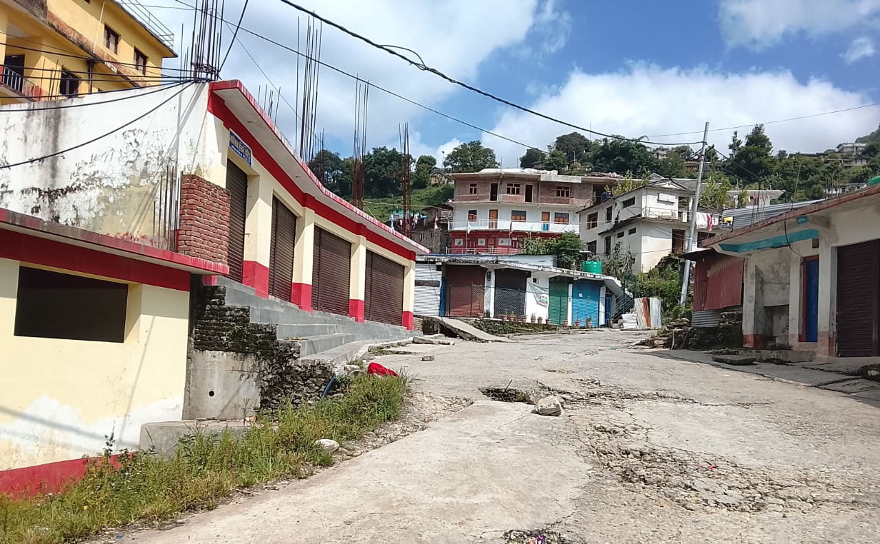 दसैं तिहार मनाउन स्थानीय घर गएसँगै मार्तडी बजार सुनसान