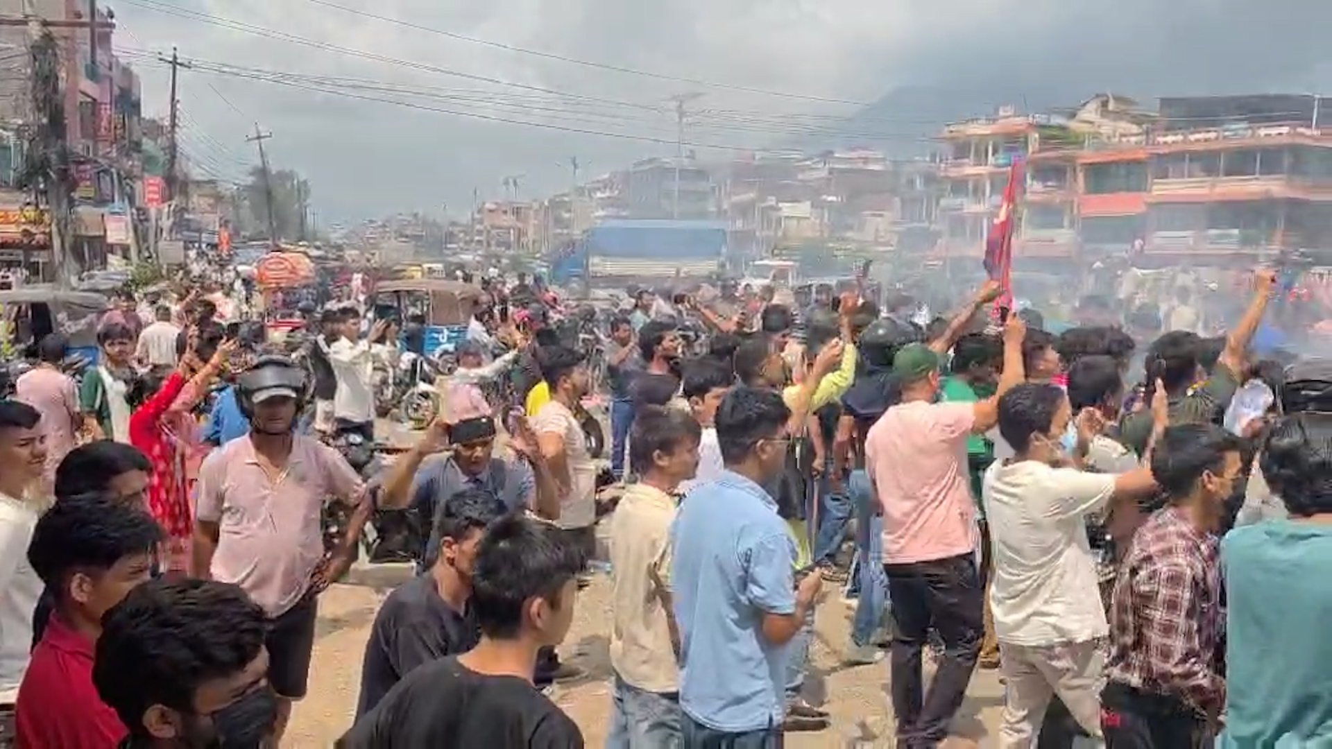 सुर्खेतमा एमाले र काँग्रेसको पार्टी कार्यालय जलाइयो