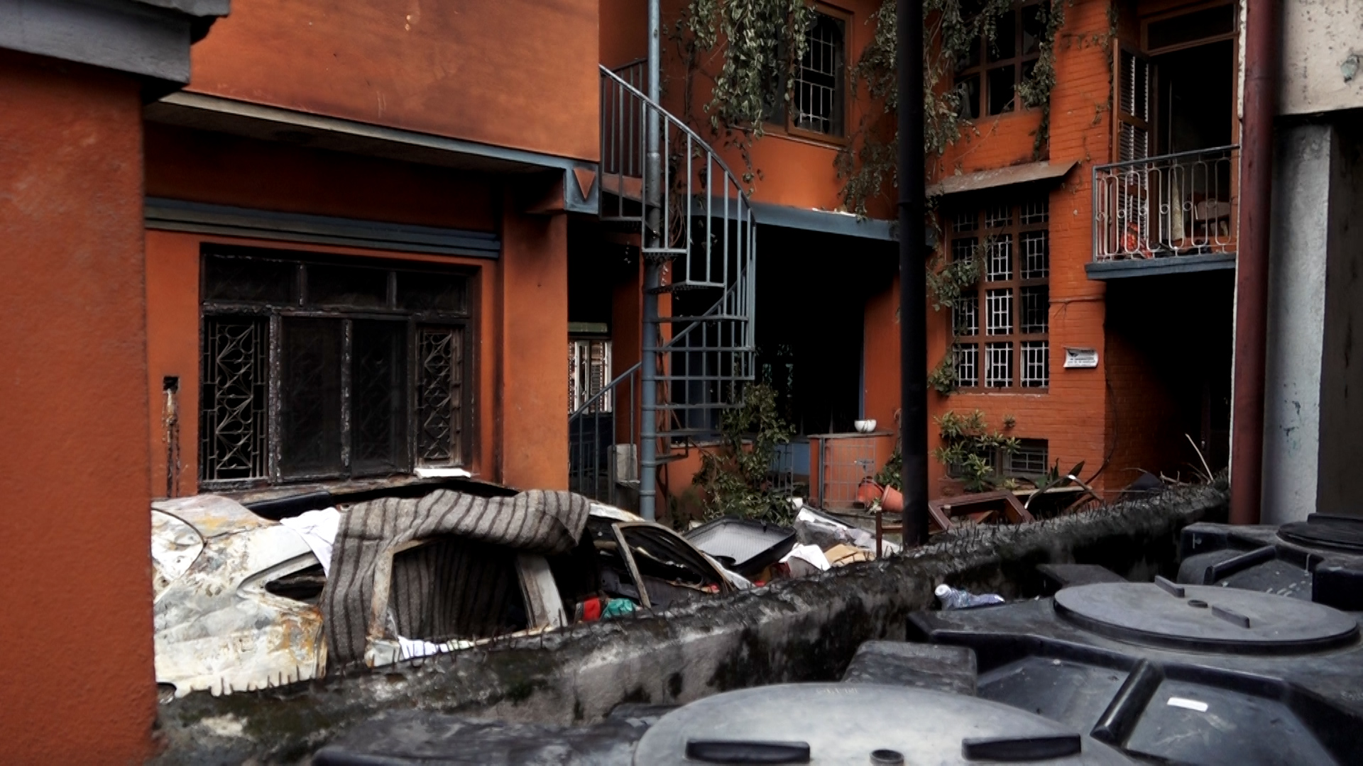 आगजनीपछि नष्ट गगन थापाको घर (तस्बिरहरू)