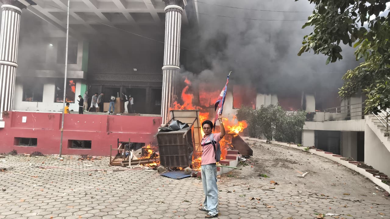 कांग्रेसको पार्टी कार्यालयमा आगजनी