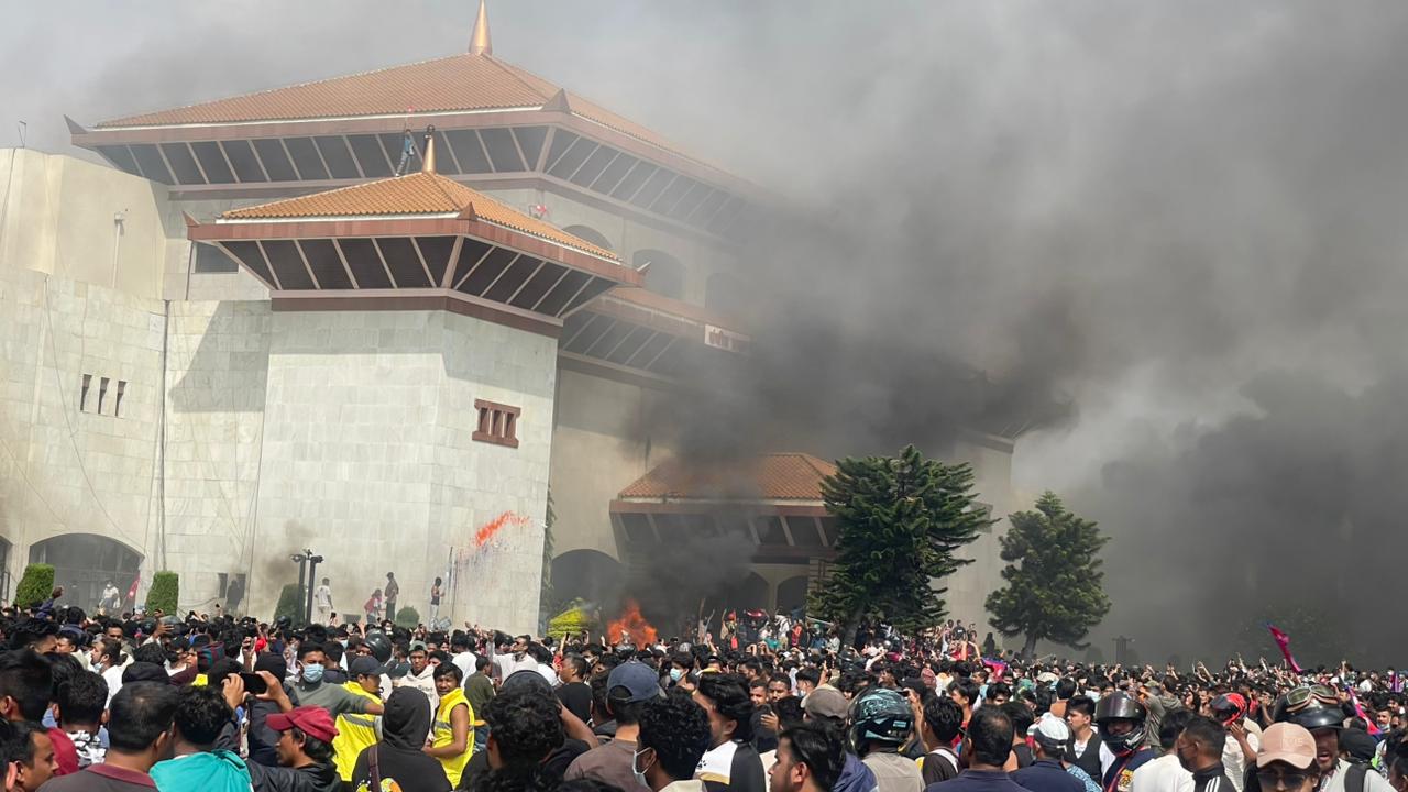 संसद भवन, भाटभटेनी सुपरमार्केटका विभिन्न भवन तोडफोडमा भारतीय लुटेरा संलग्न