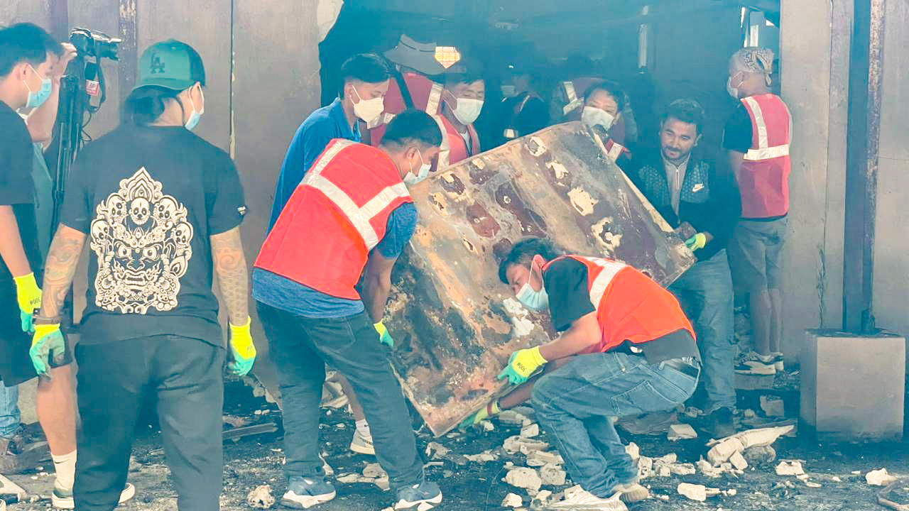 यातायात व्यवस्था विभागमा जेनजीहरुले श्रमदान गर्दै (तस्विरहरु)