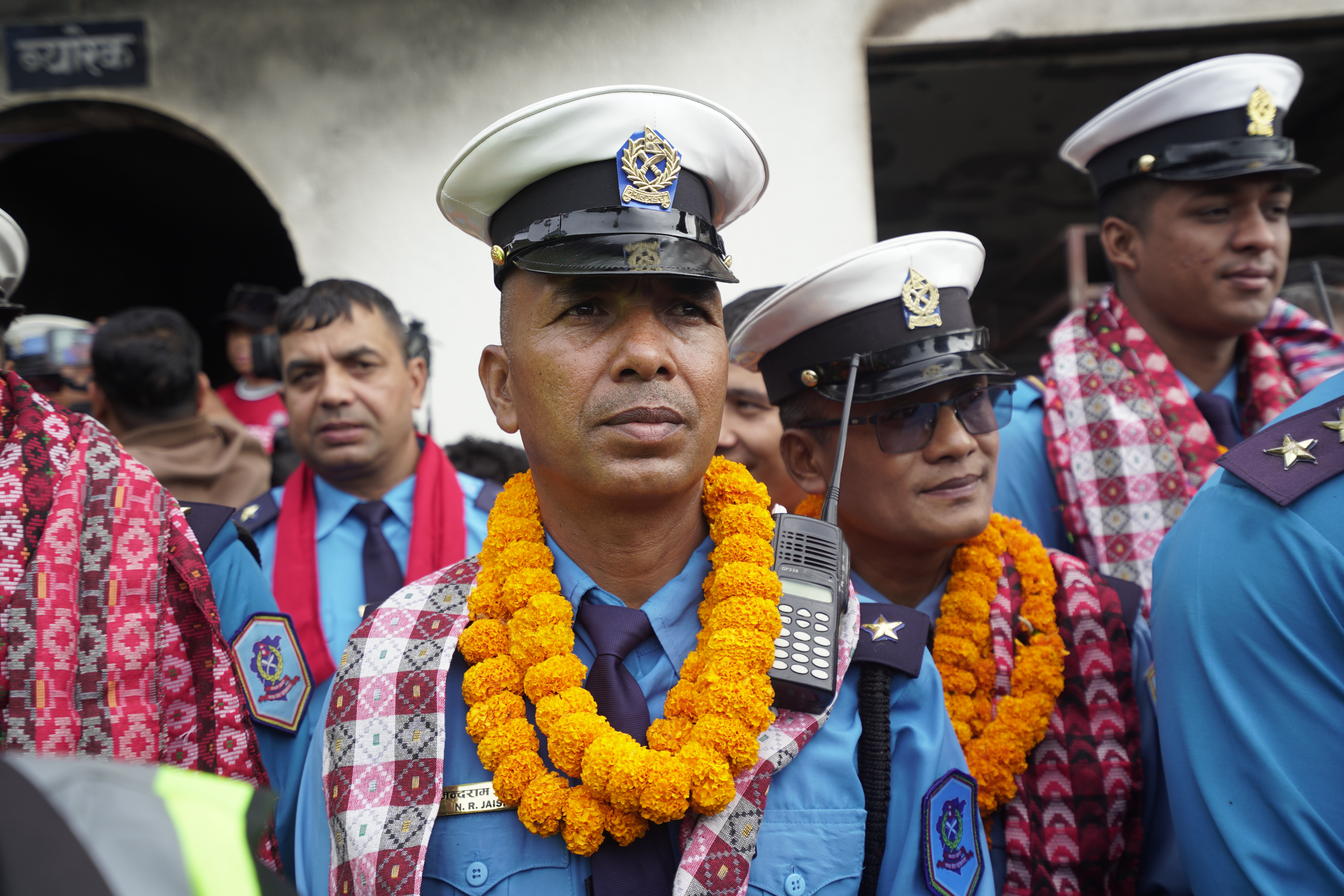 कोटेश्वर ट्राफिक प्रहरी प्रभागमा प्रहरीहरूलाई फूलमालासहित स्वागत