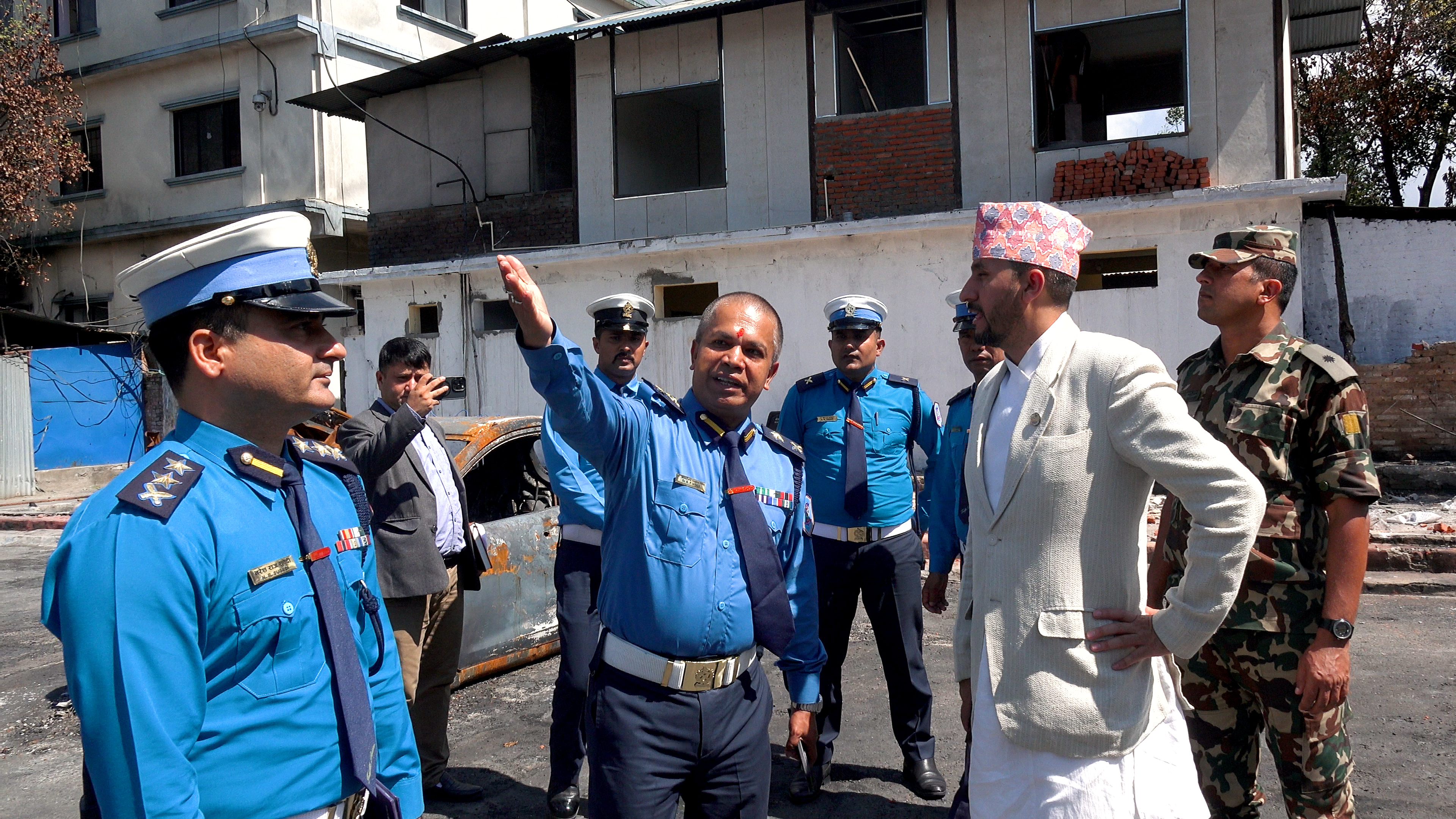 ट्राफिक प्रहरी कार्यालय बग्गीखानाको अनुगमनमा पुगे मन्त्री खरेल