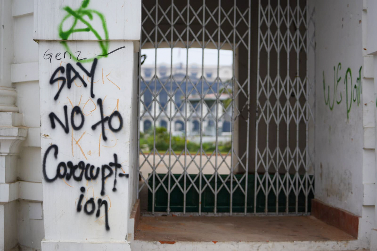 जेन्जी आन्दोलन : तस्बिरमा हेर्नुहोस् सिंहदरबारको पर्खालमा लेखिएको आक्रोश