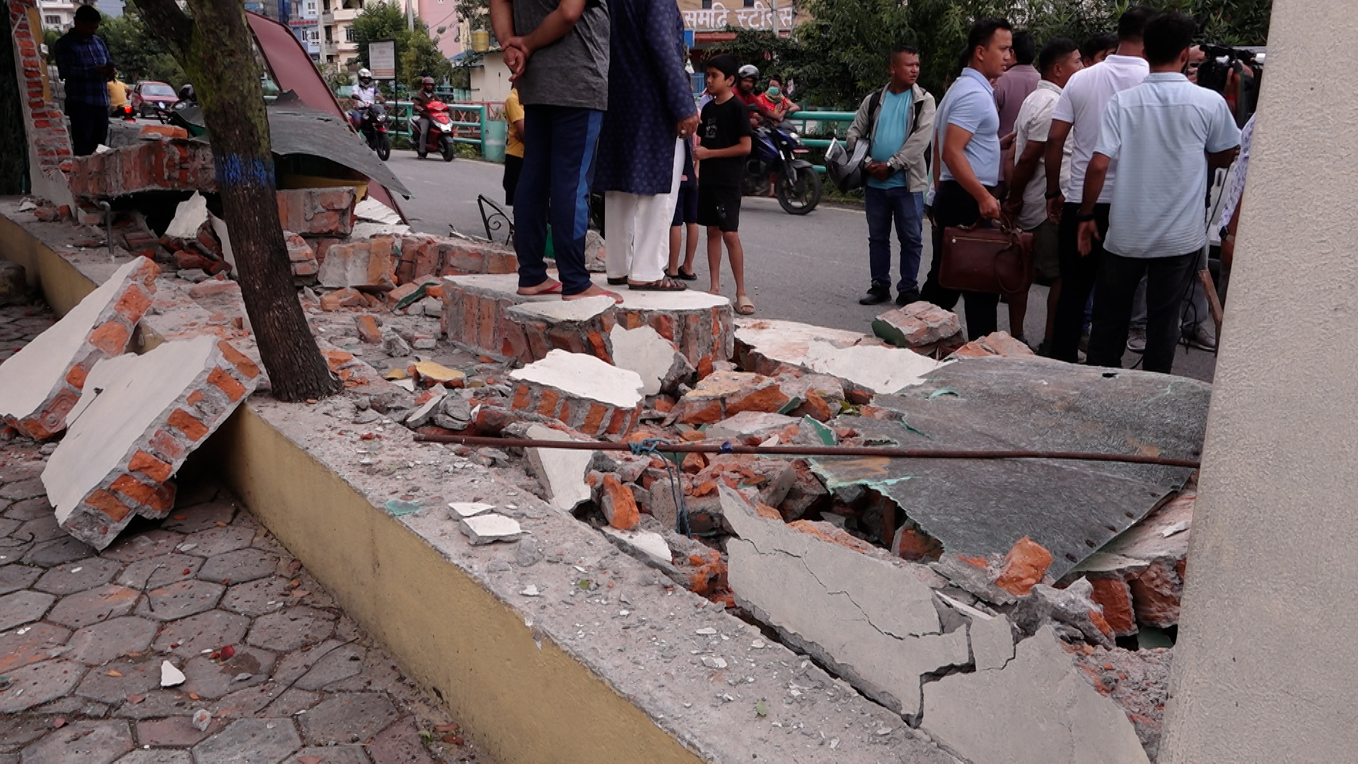 लोयल्टी एकेडेमीमा उपत्यका विकास प्राधिकरणले चलायो डोजर