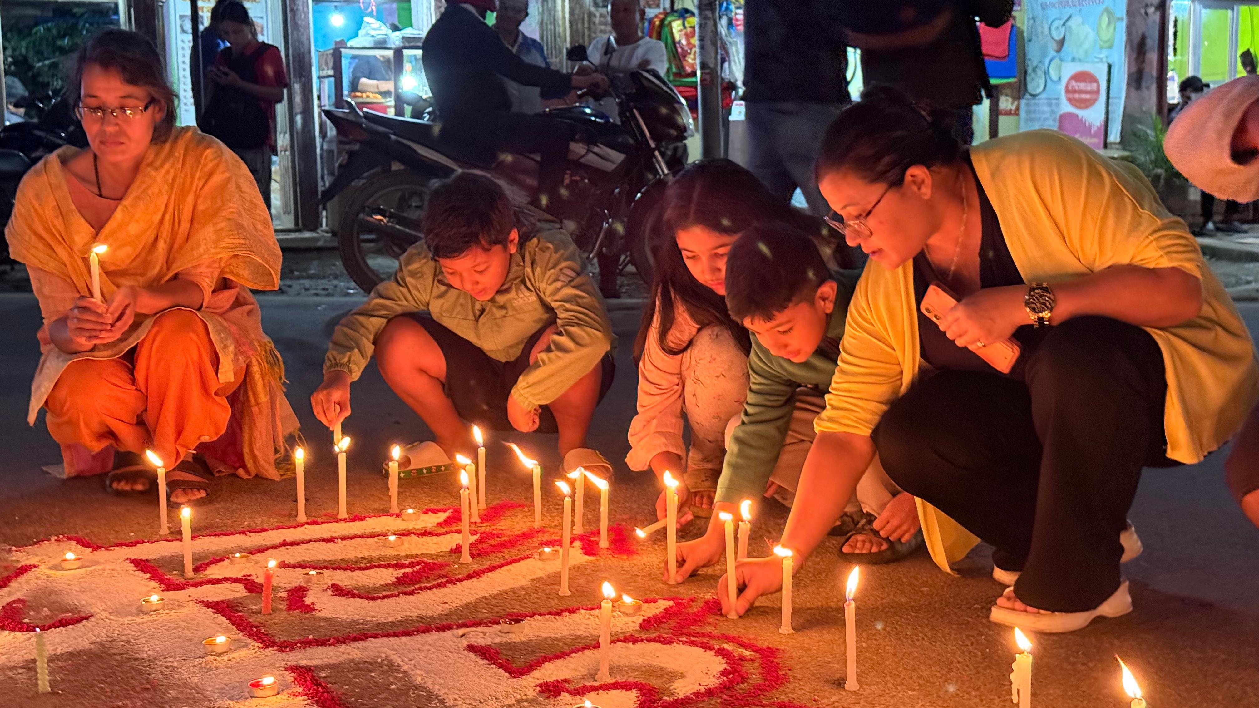 जेनजी आन्दोलनमा ज्यान गुमाएका शहीदहरूको सम्झनामा टौखेलमा दीप प्रज्वलन