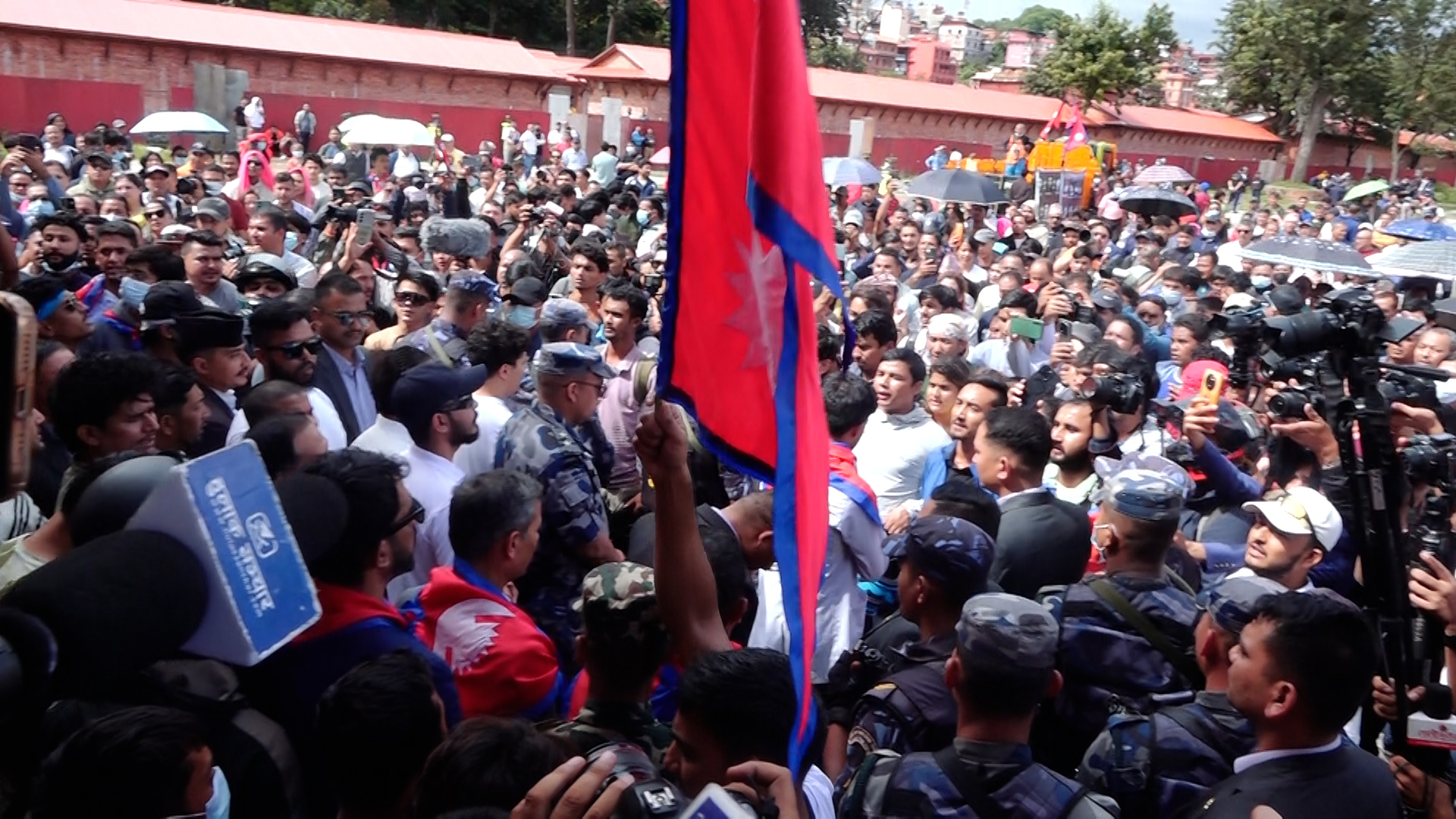 आर्यघाटमा मृतकका आफन्त विक्षिप्त, शुभेच्छुक भावविह्वल