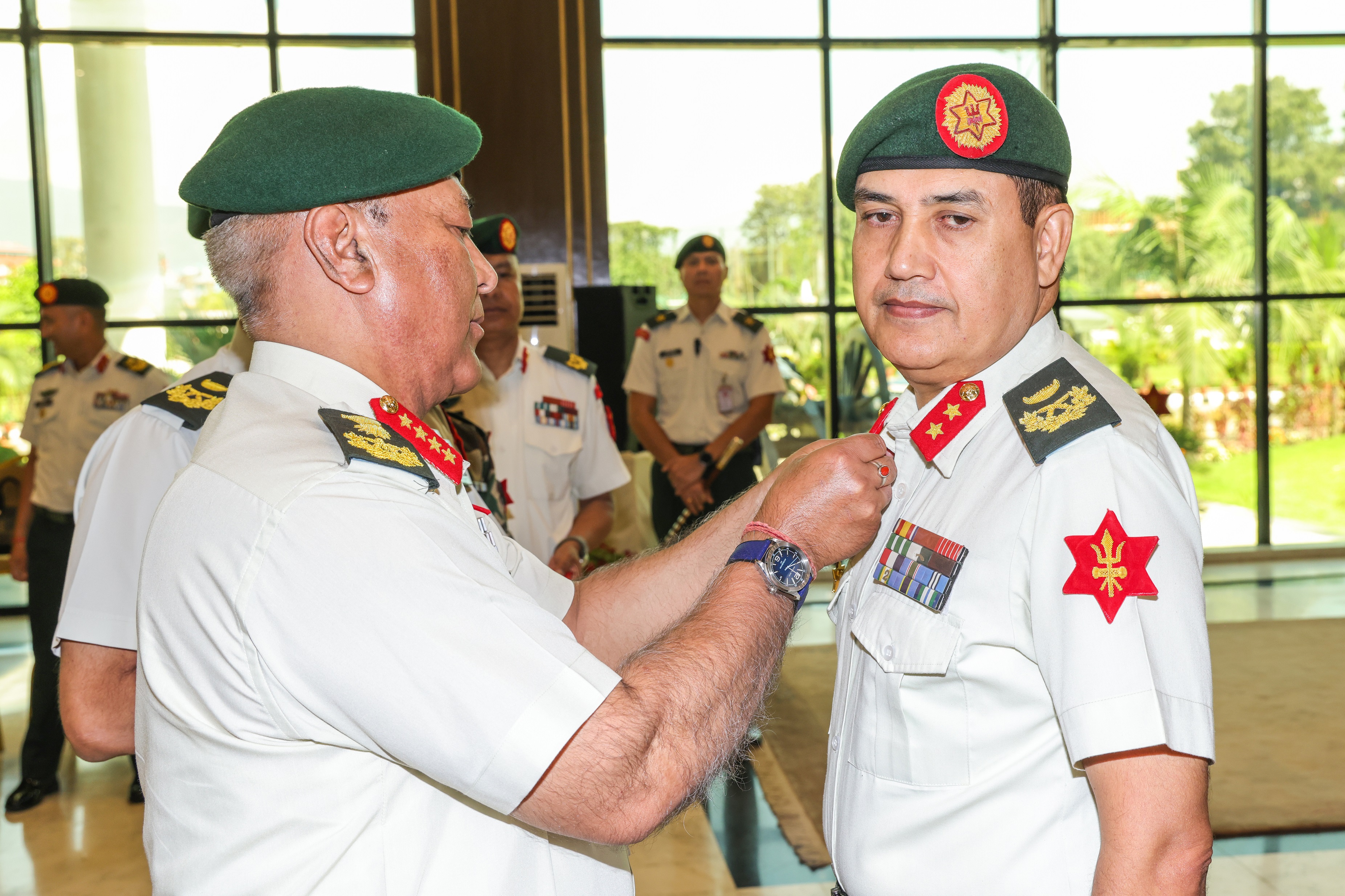 प्रधान सेनापतिद्वारा थापालाई उपरथीको दर्ज्यानी चिन्ह प्रदान