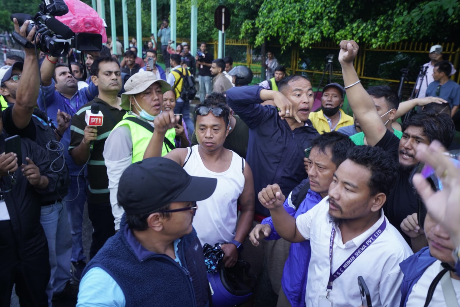 कुलमान र हर्कको समर्थनमा शीतल निवास अगाडि नाराबाजी