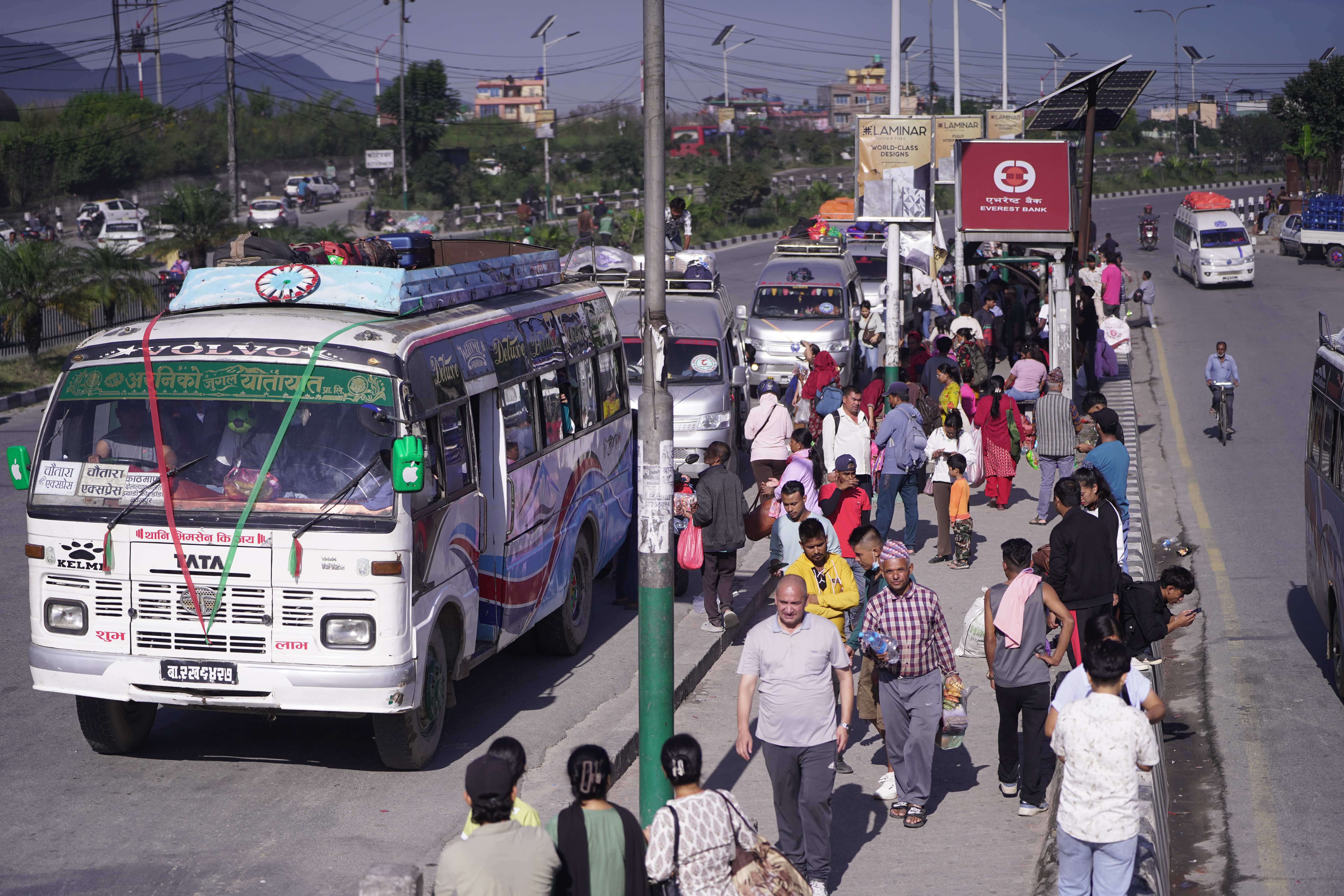दसैं नजिकिएसँगै कोटेश्वर र जडीबुटीमा उपत्यका छोड्नेको भिड (फोटोफिचर)