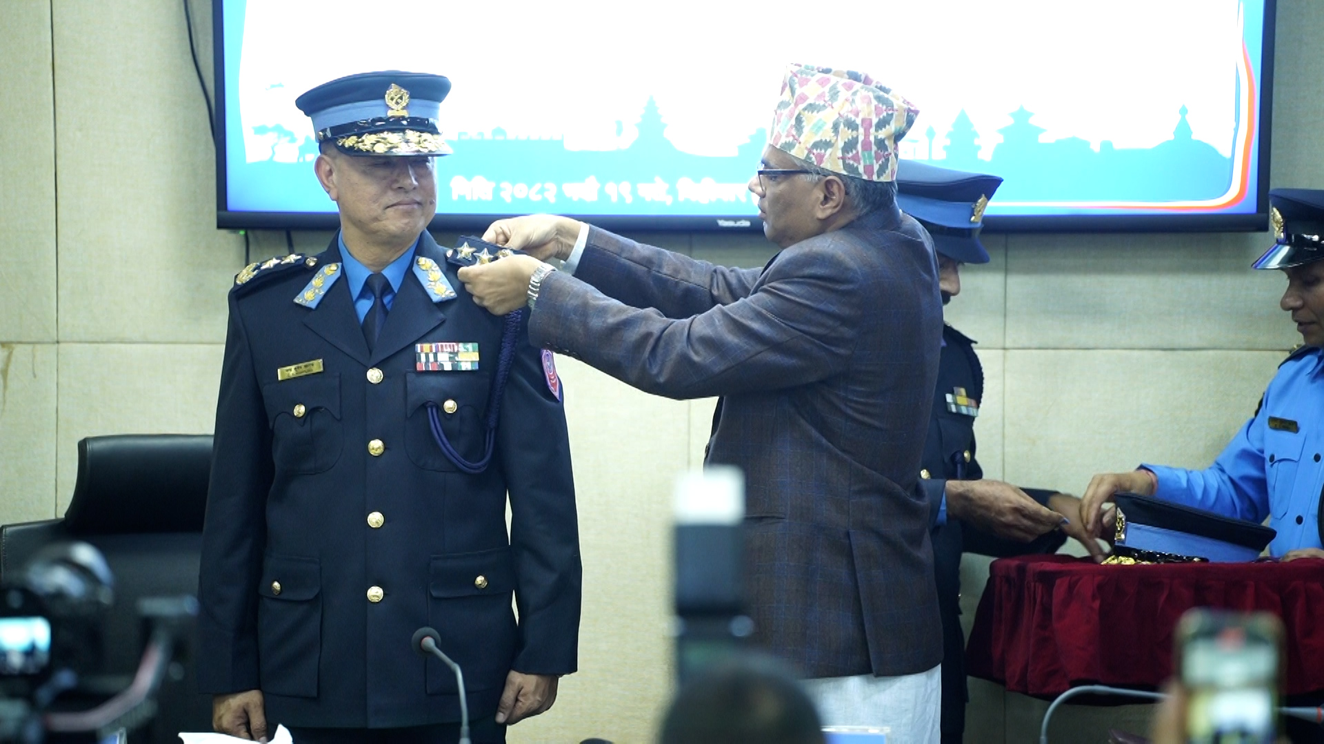 नवनियुक्त आईजीपी खापुङलाई दर्ज्यानी चिह्न प्रदान