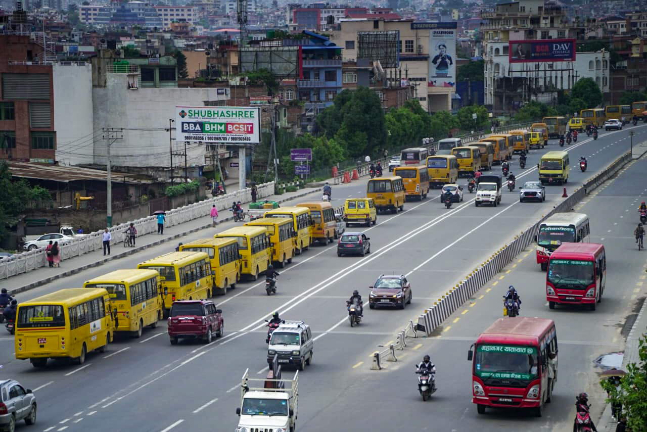 काठमाडौंमा निजी विद्यालयहरुको बस र्‍याली (तस्बिरहरुमा)