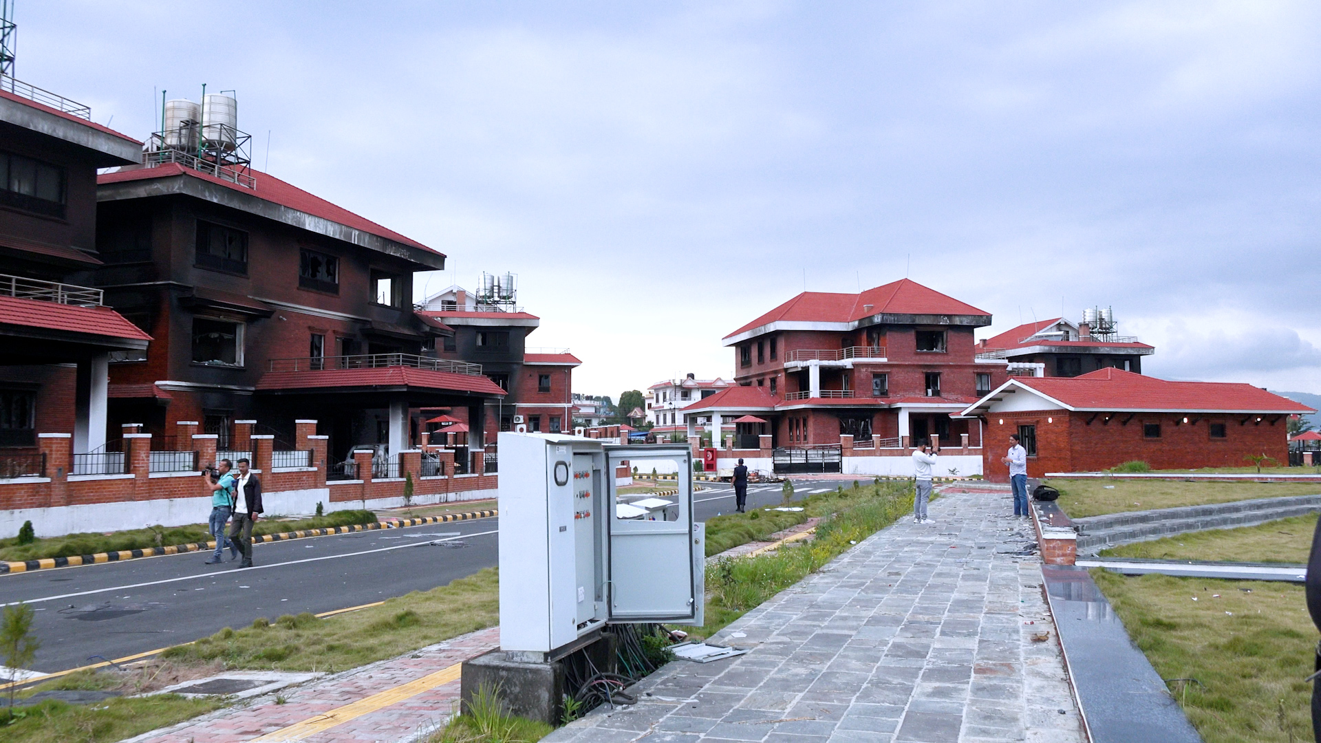 दुई मन्त्रीहरुले गरे क्षतिग्रस्त मन्त्रीनिवासकाे निरिक्षण