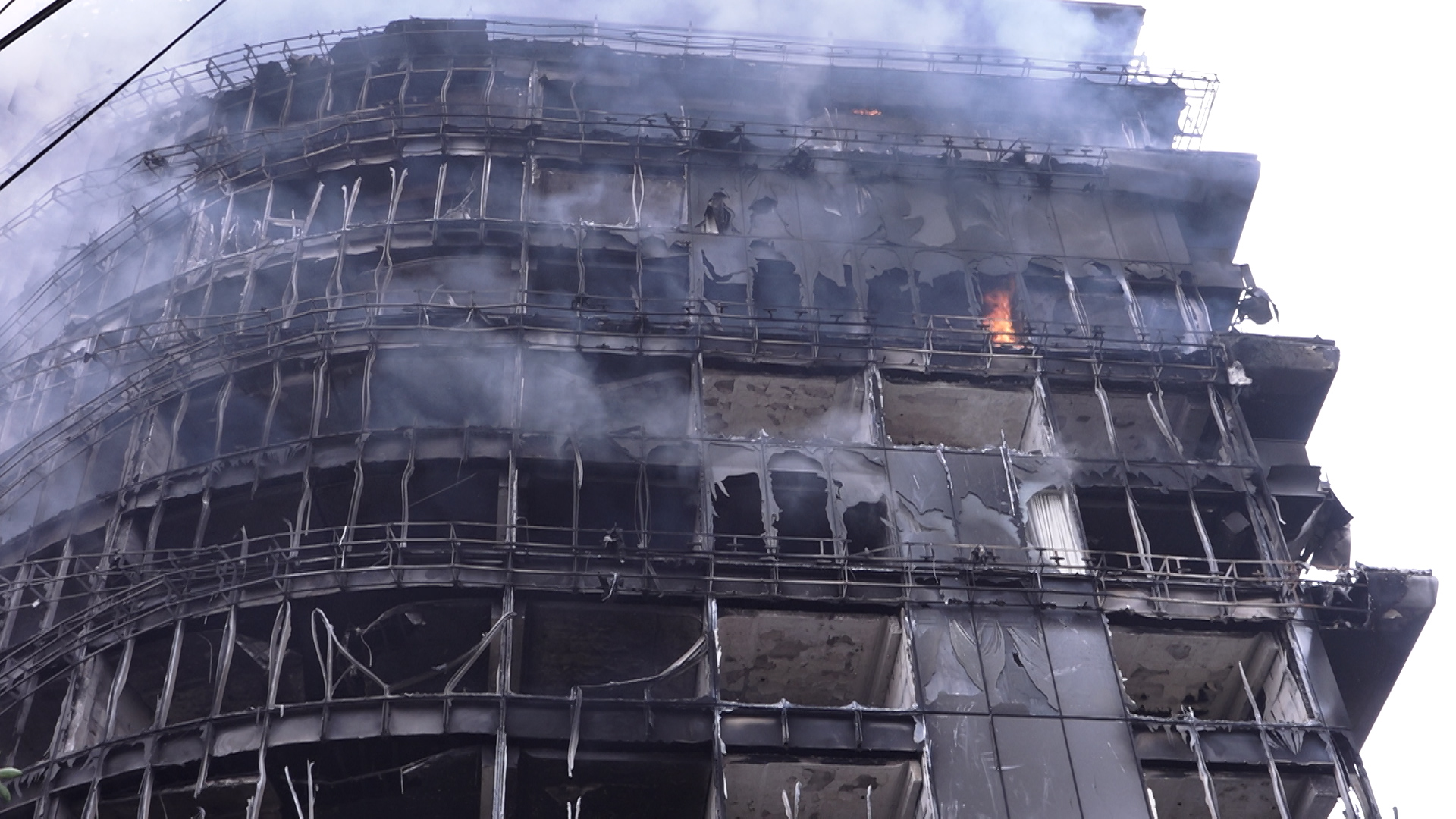 अझै नियन्त्रणमा आएन हिल्टन होटलको आगलागी