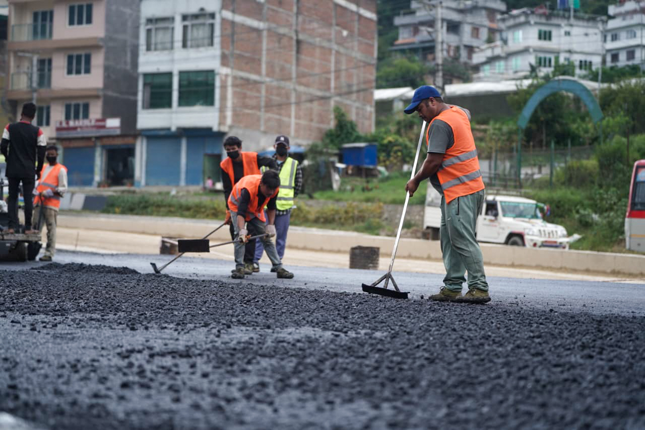 ६ लेन विस्तारअन्तर्गत साँगा–बनेपा सडक खण्डमा धमाधम पिच हुँदै (तस्बिरहरू)