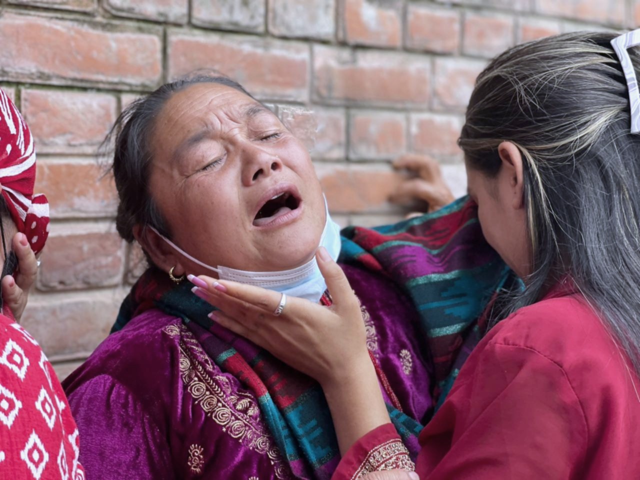 आन्दोलनमा मृत्यु भएका परिवारको अस्पतालमा रुवाबासी (फोटो फिचर)