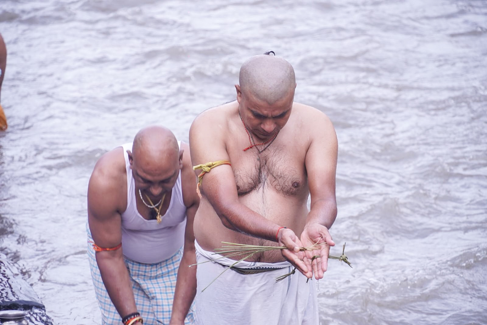 सोह्र श्राद्ध सुरु भएसँगै पशुपतिमा पिण्डदान तर्पण गर्दै श्रद्धालु (तस्विरहरू)