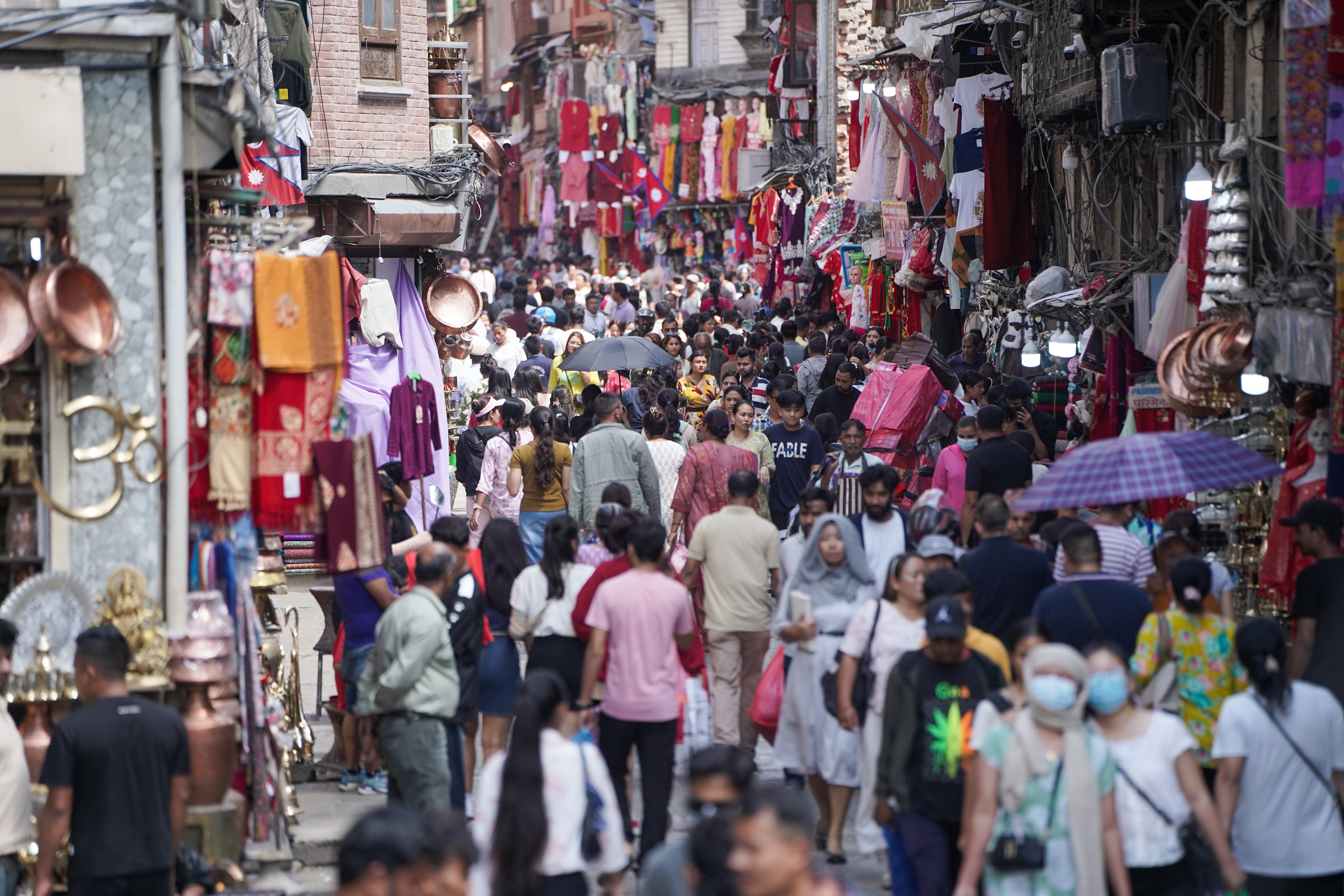 दशैं नजिकिएसँगै न्यूरोडमा किनमेल गर्नेहरुको भिड (फोटोफिचर)