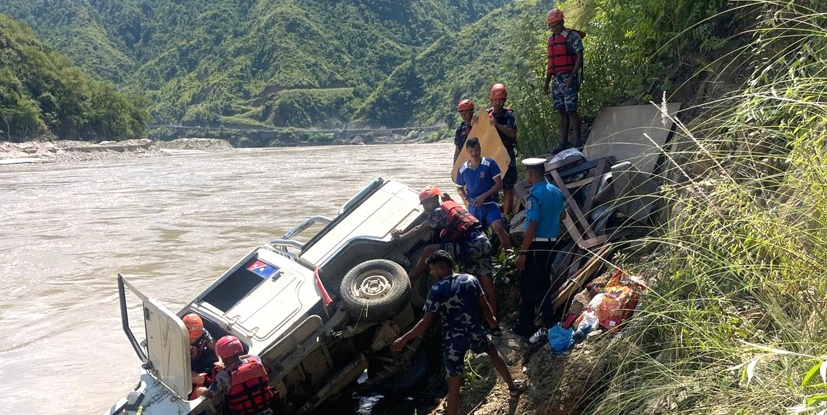 सुनकोशी नदीमा बोलेरो खस्दा १३ जना घाइते (नामावलीसहित)