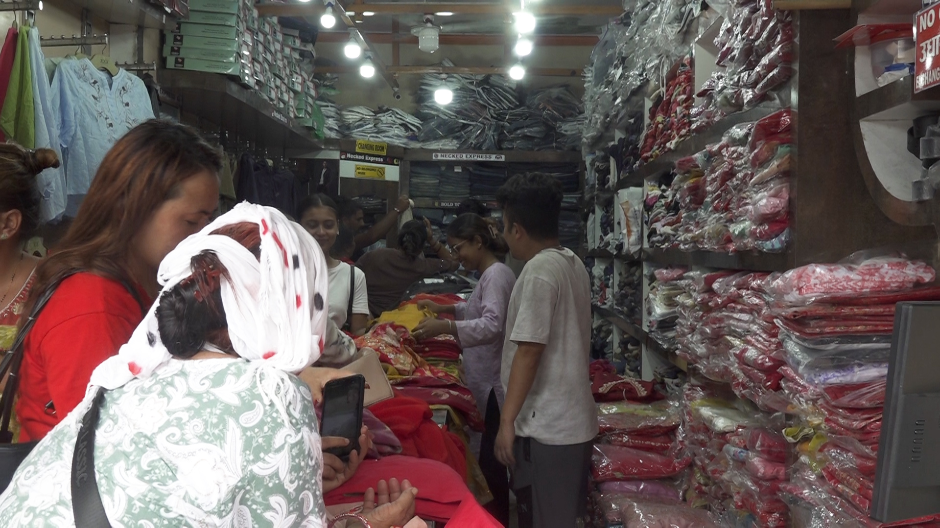 हेटौंडामा दसैं बजार : गत वर्षभन्दा व्यापार घट्यो