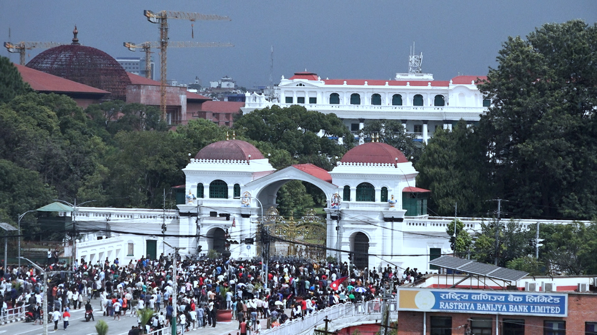 जेनजीहरुद्वारा सिंहदरबार छिर्ने प्रयास (तस्बिर)