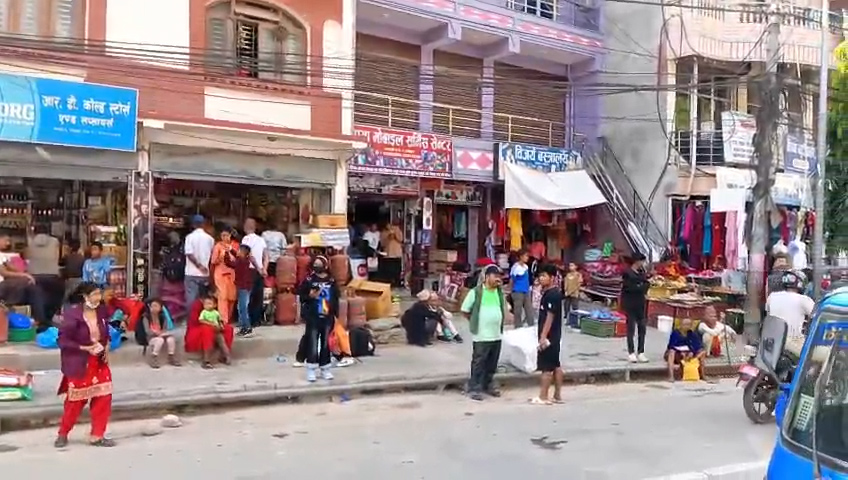 दशैँ लागेसँगै मन्थली बजारमा किनमेल गर्नेको भिड