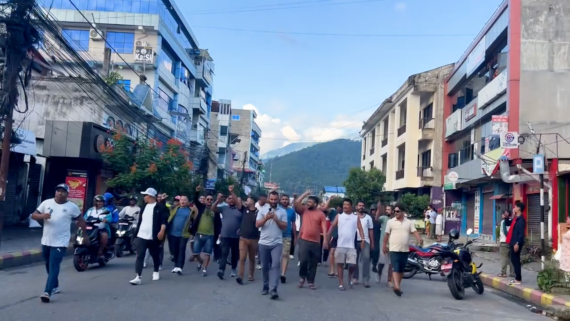 हेटौँडामा एमाले र कांग्रेसद्वारा संविधानको पक्षमा प्रदर्शन