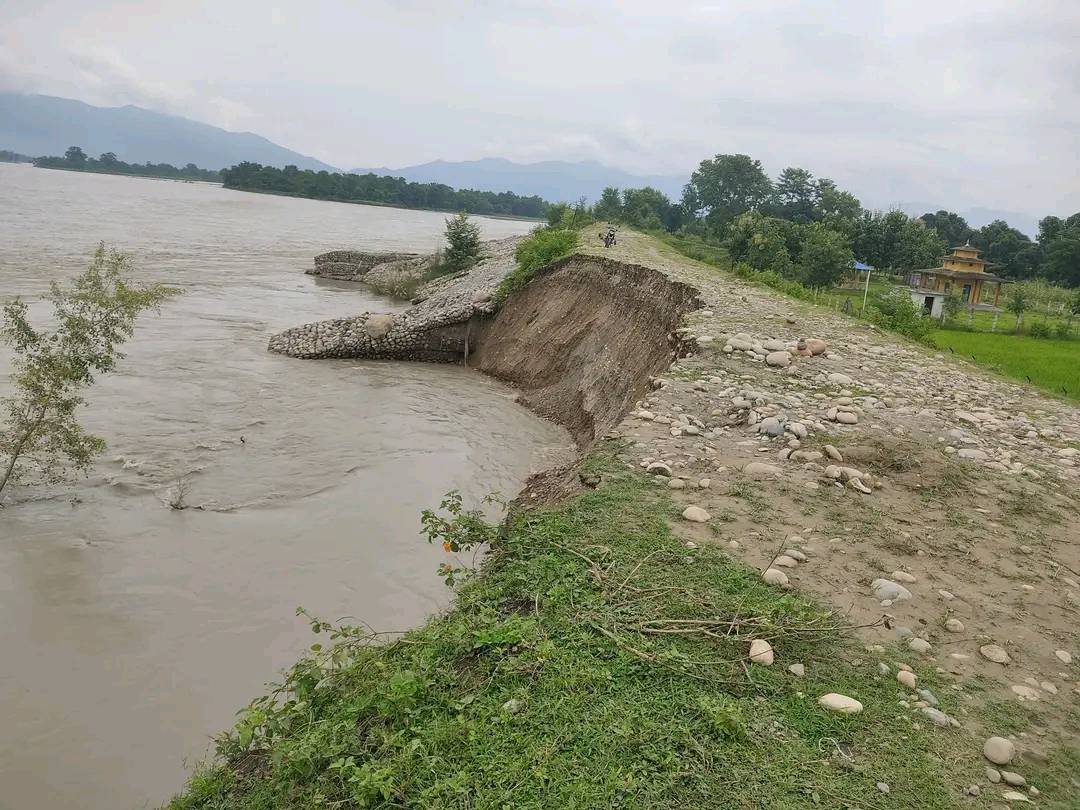 कर्णाली नदीले तटबन्ध बगाएपछि गाउँ जोखिममा