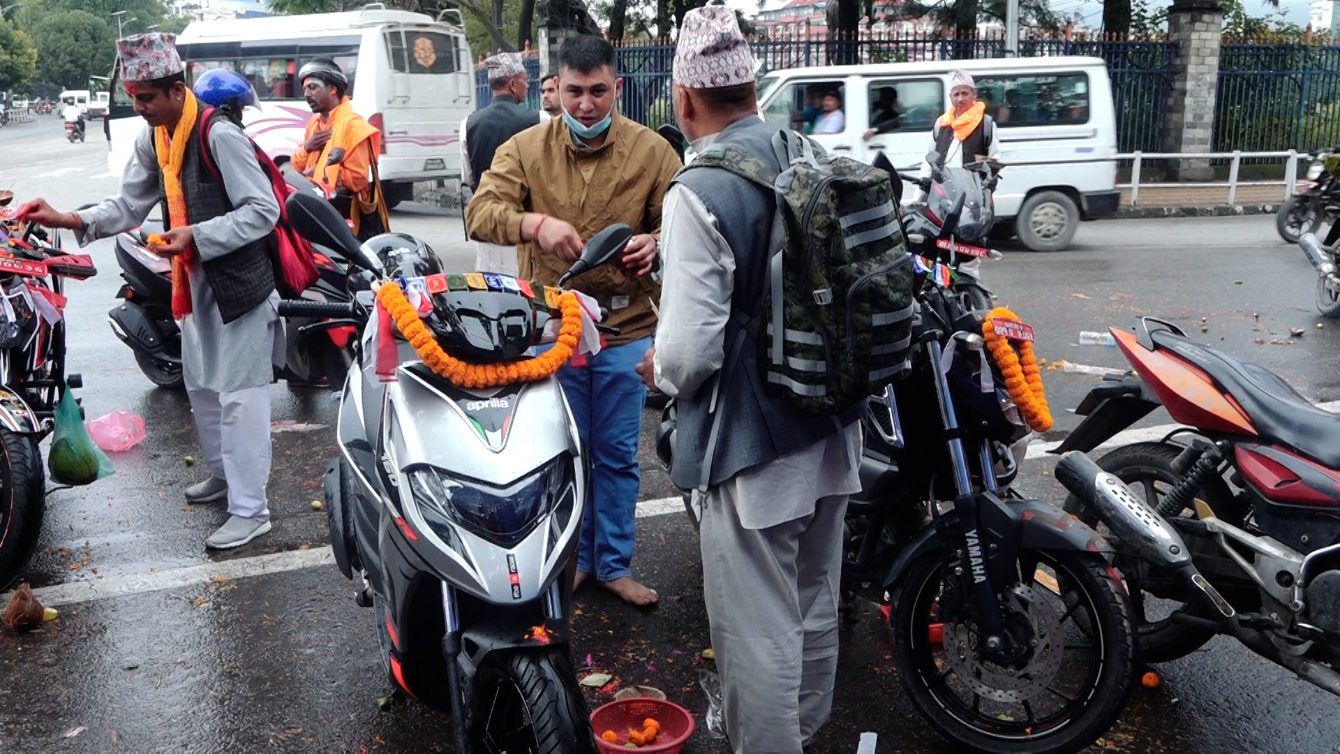 विश्वकर्मा पूजा : भद्रकाली मन्दिरमा सवारी साधन पूजा गर्नेको भिड (तस्विरहरु)