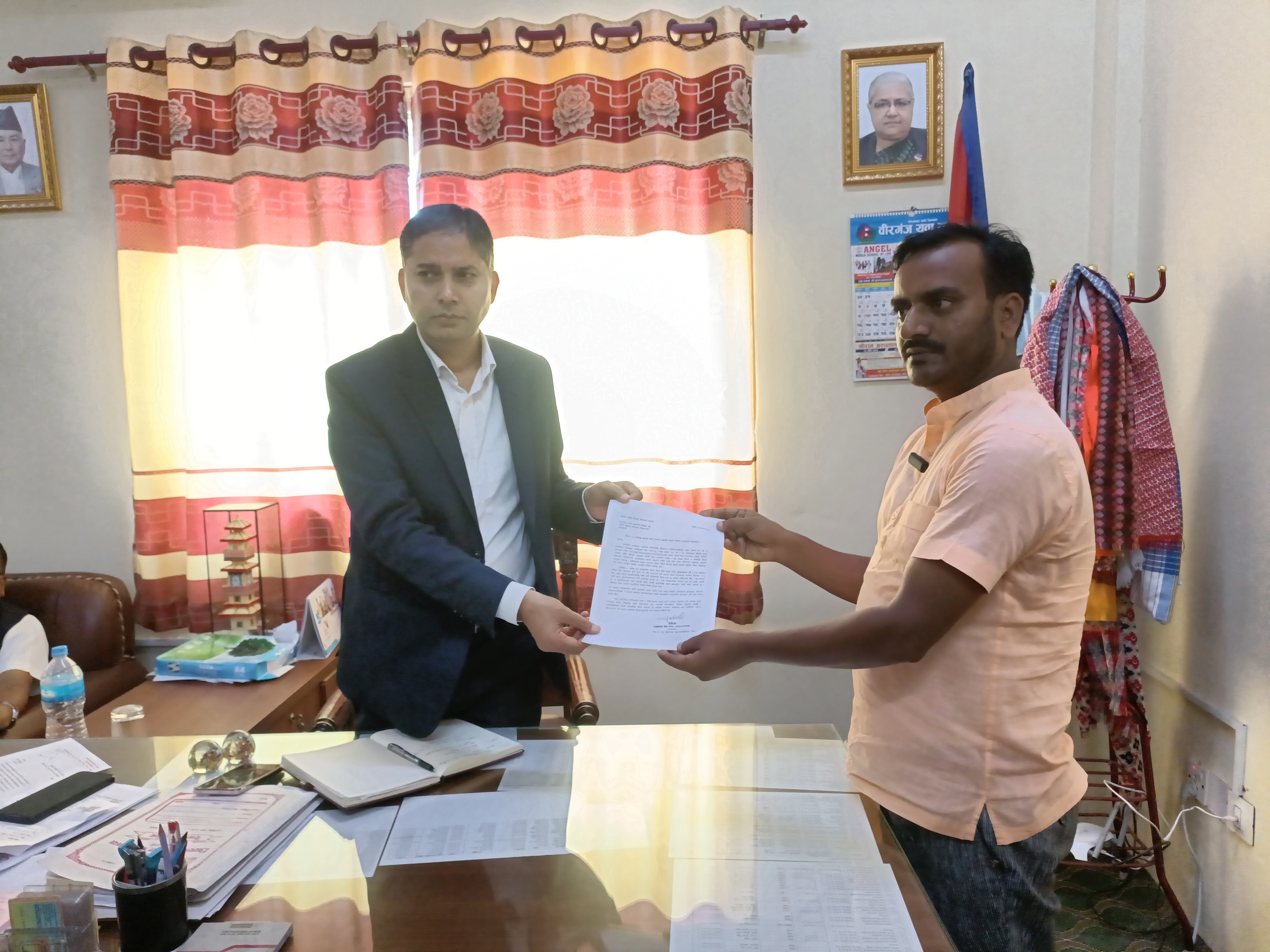 पप्पु कन्स्ट्रक्सनको लापरबाही : पीडितले बुझाए मन्त्री घिसिङलाई ज्ञापन