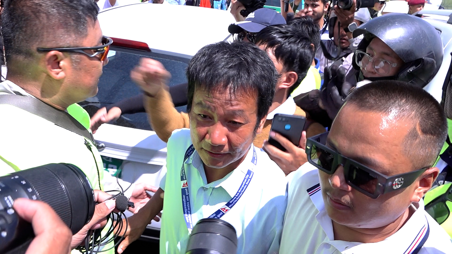 काठमाडौं आएका हर्क साम्पाङलाई समर्थकले घेरे