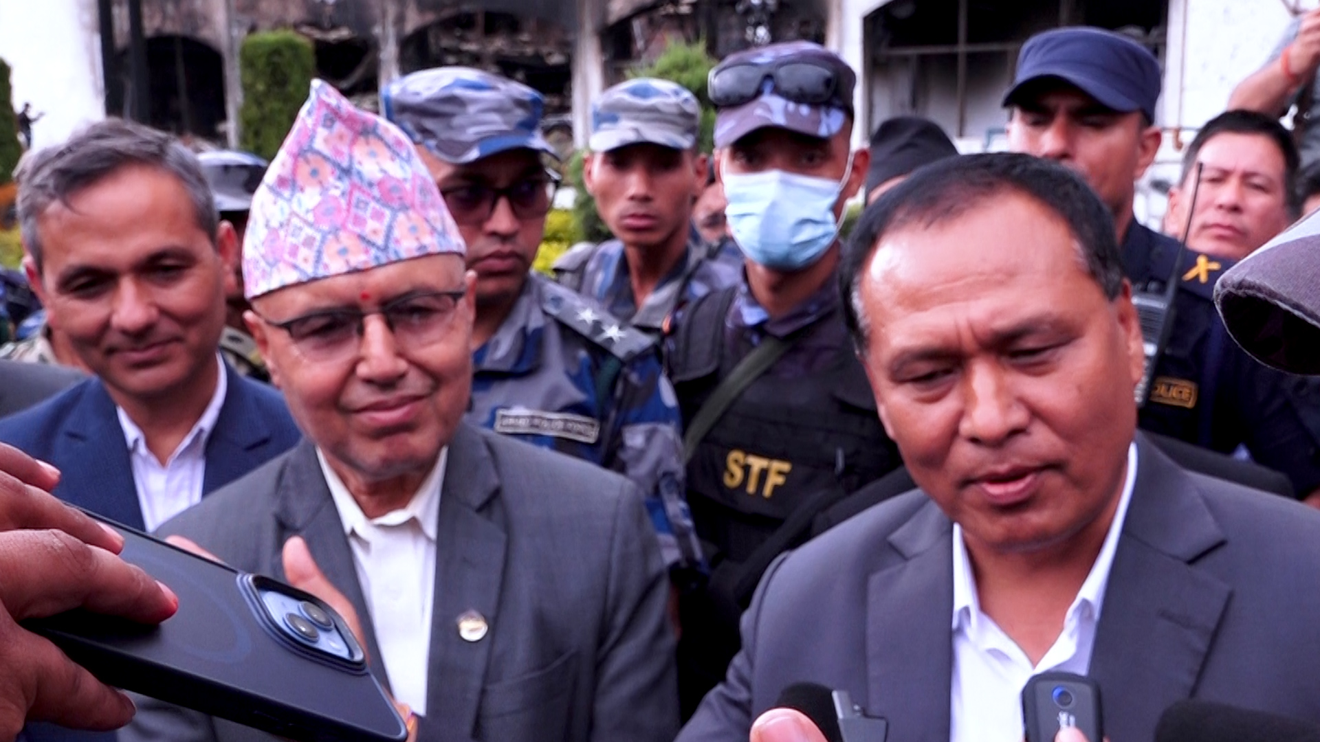 तीन मन्त्रीले गरे क्षतिग्रस्त संसद् भवनको निरीक्षण