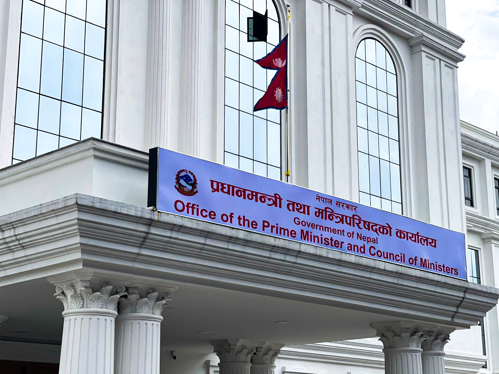 जेनजी सहिदको सम्झनामा आधा झुकाइयो राष्ट्रिय झण्डा (तस्बिरहरू)