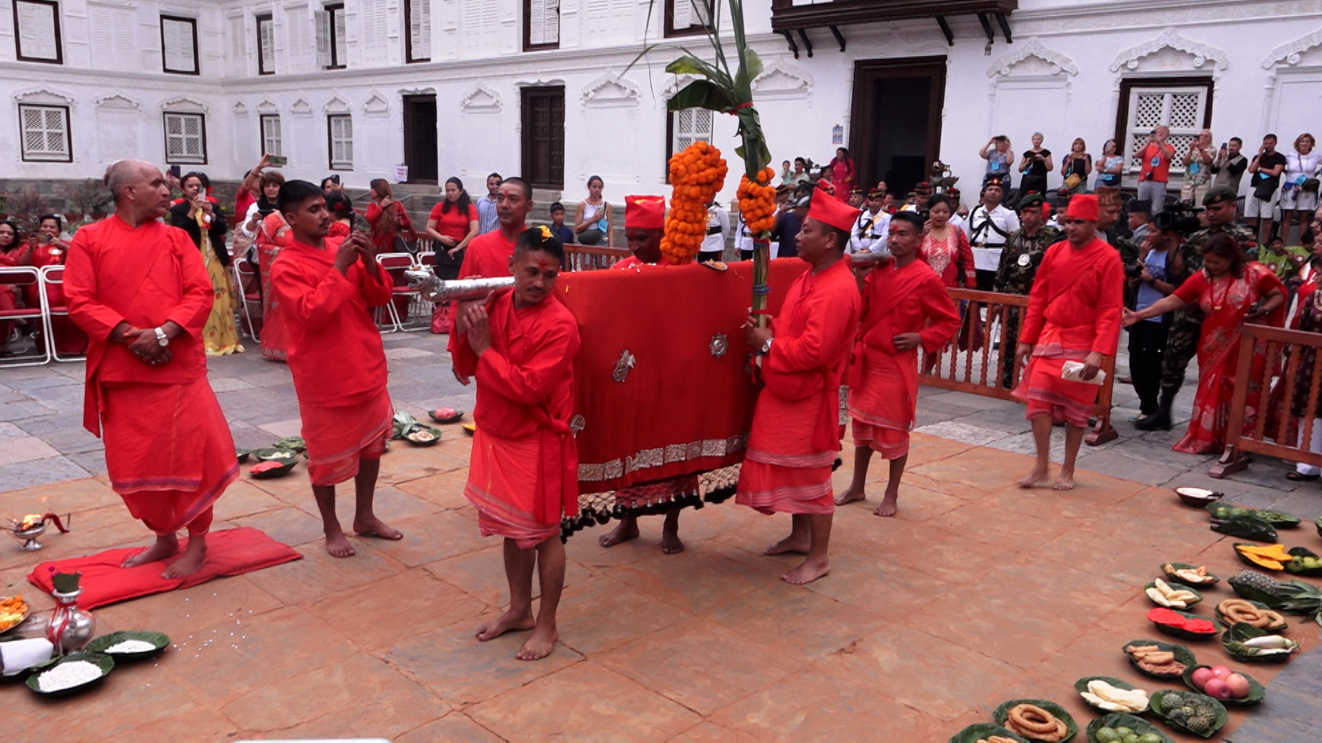 वसन्तपुरको दशैंघरमा भित्र्याइयो फूलपाती (तस्बिरसहित)
