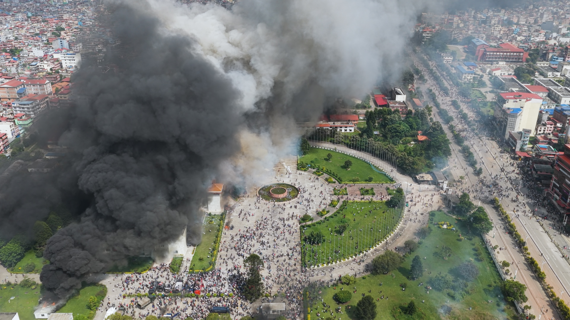 ड्रोनबाट यस्तो देखियो संसद भवनको आगलागी (तस्बिरहरू)