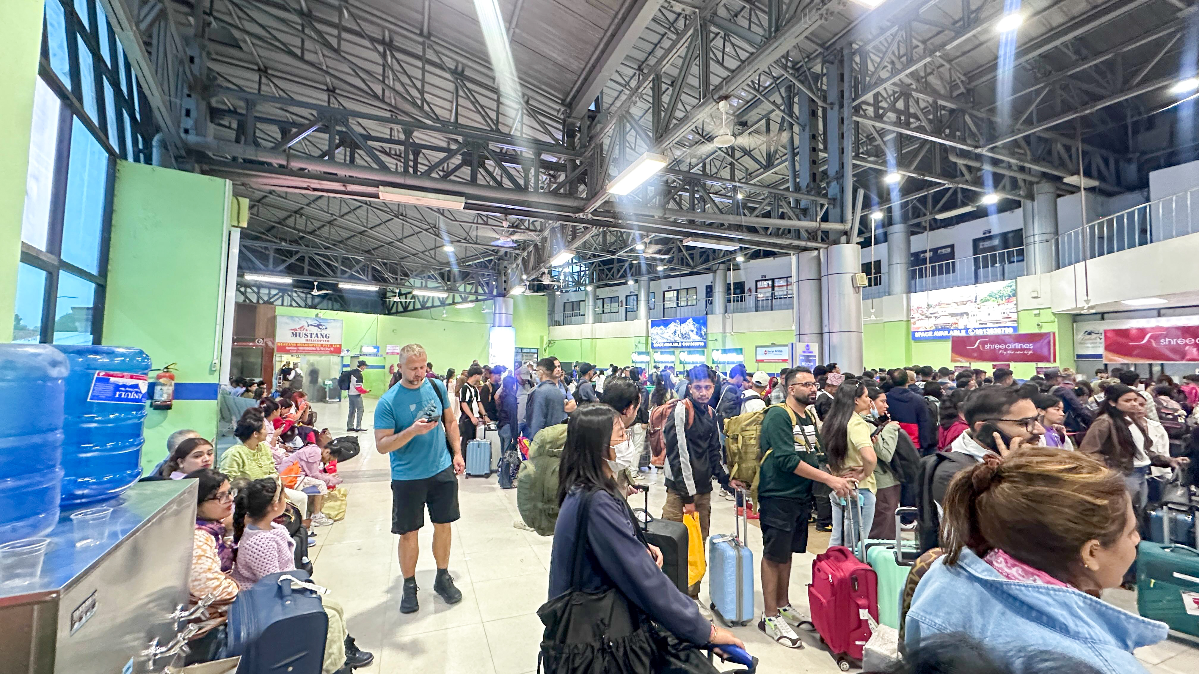 दशैंको मुखमा देशभरका मुख्य राजमार्ग अवरुद्ध,एयरपोर्टमा आन्तरिक यात्रुको भीड(फोटो फिचर)