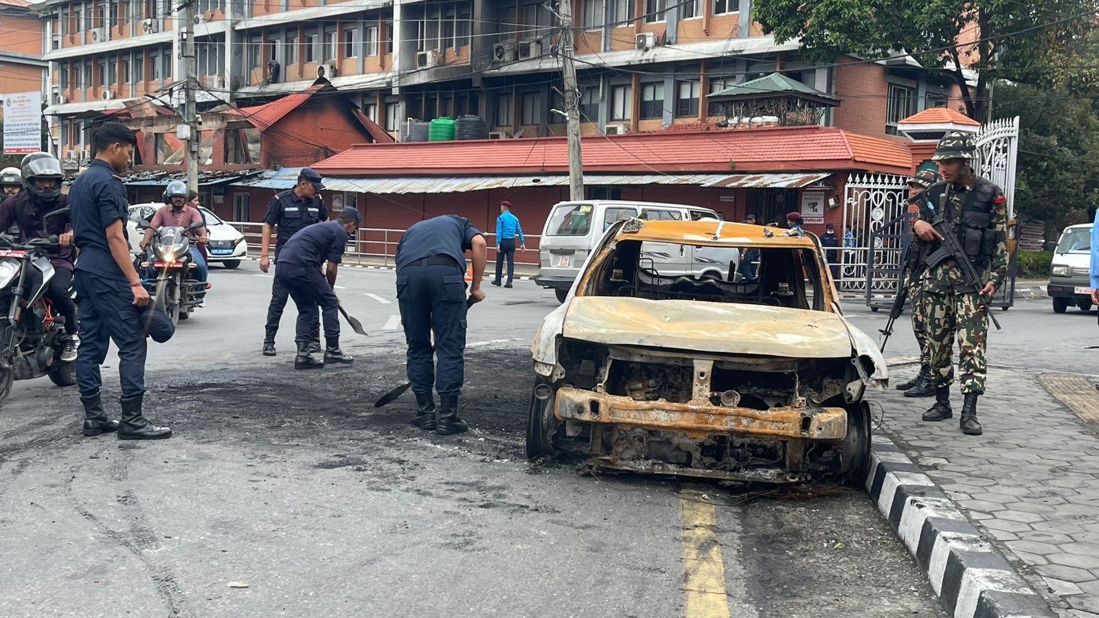 सिंहदरबार गेट अगाडि सरसफाइमा जुटे सुरक्षाकर्मी