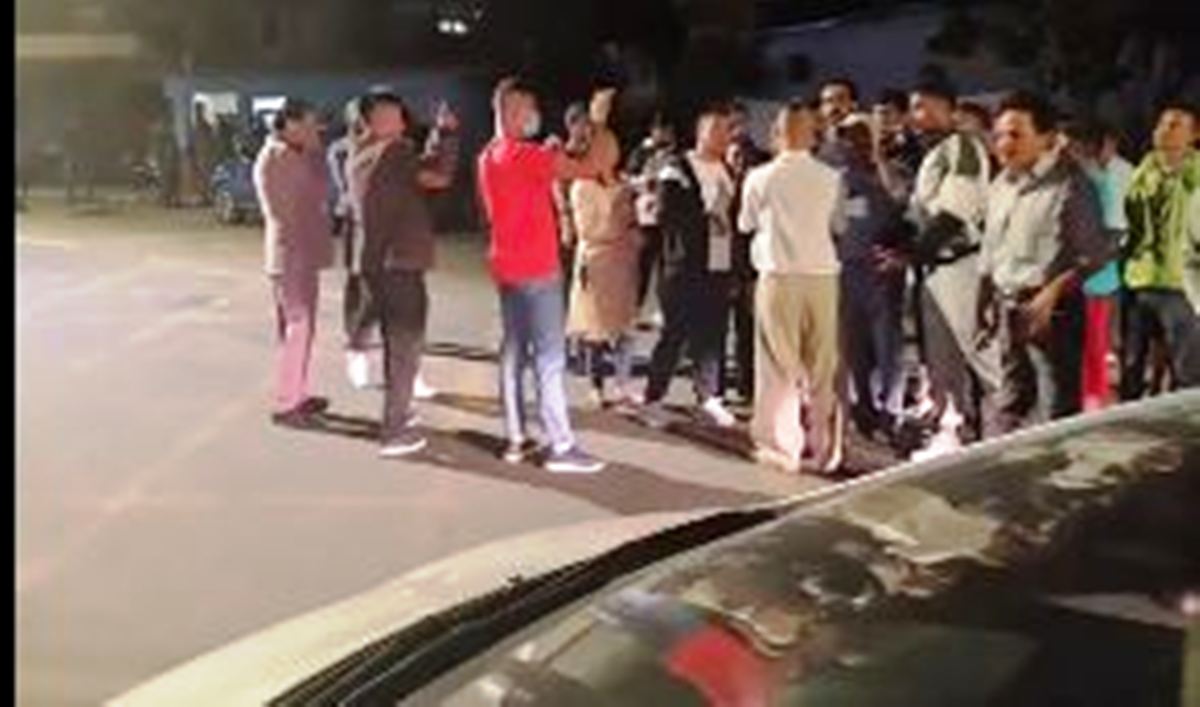 मन्त्री नियुक्तिमा विवाद : ‘प्रधानमन्त्री राजीनामा दे’ भन्दै मध्यरातमा बालुवाटारमा प्रदर्शन