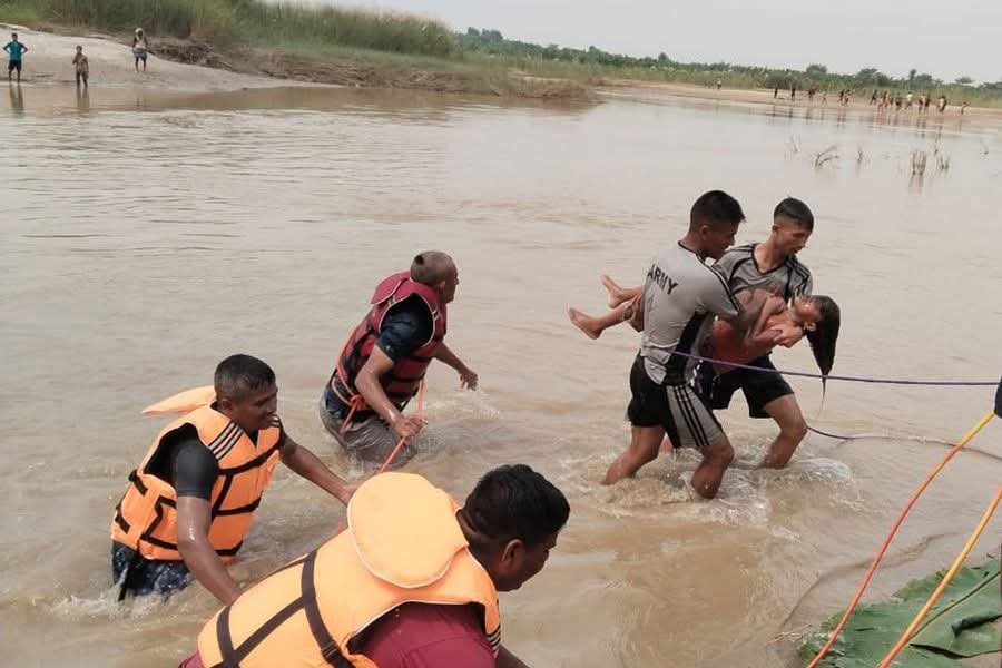 नदीमा डुबेको अवस्थामा दुई जनाको शव फेला