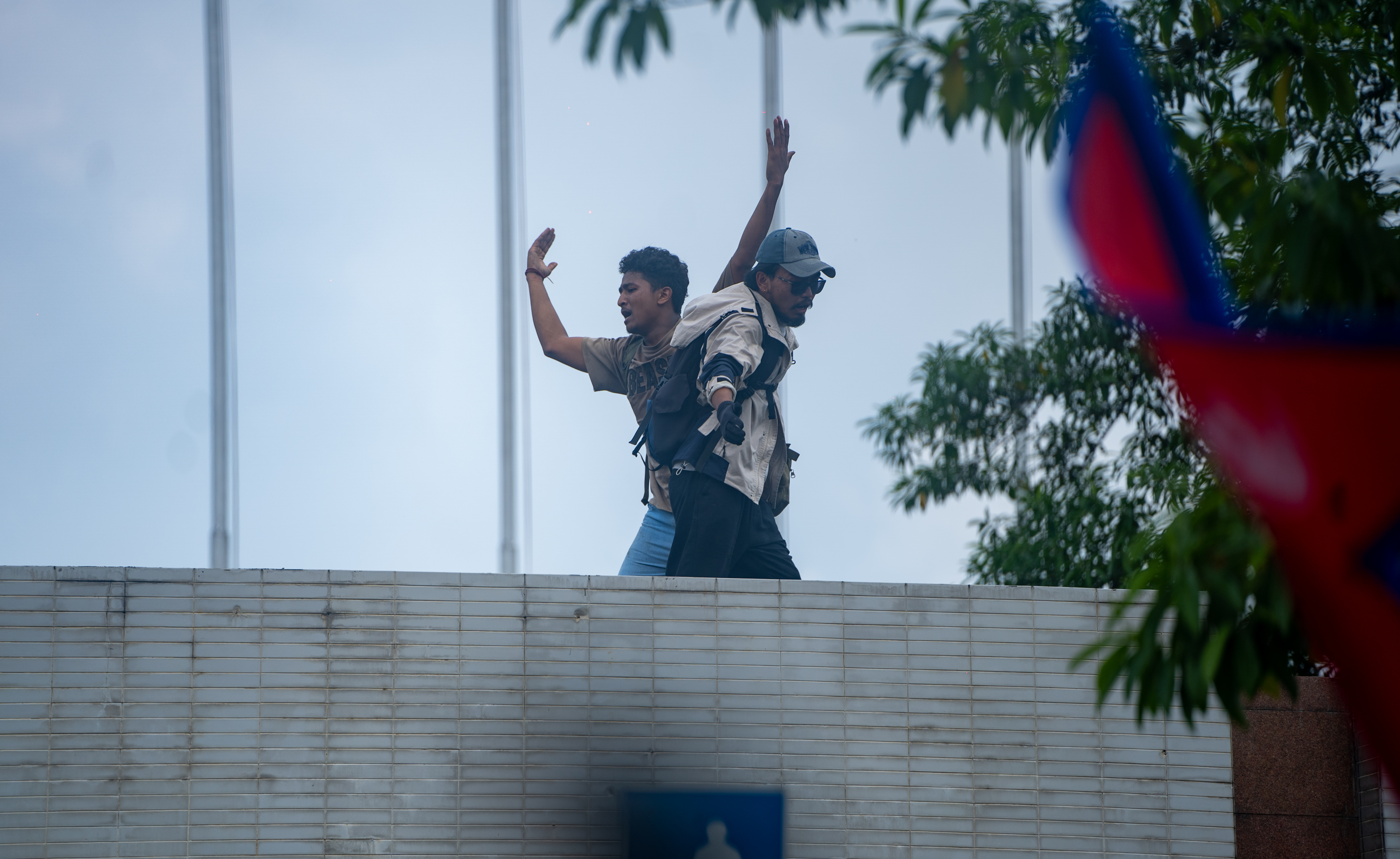 संसद् भवनभित्र यसरी छिरे प्रदर्शनकारी (फाेटाेफिचर)