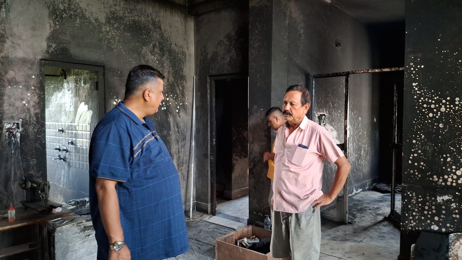 आगजनी र तोडफोड भएका संरचना हेरेर मेयर कोइराला भक्कानिए