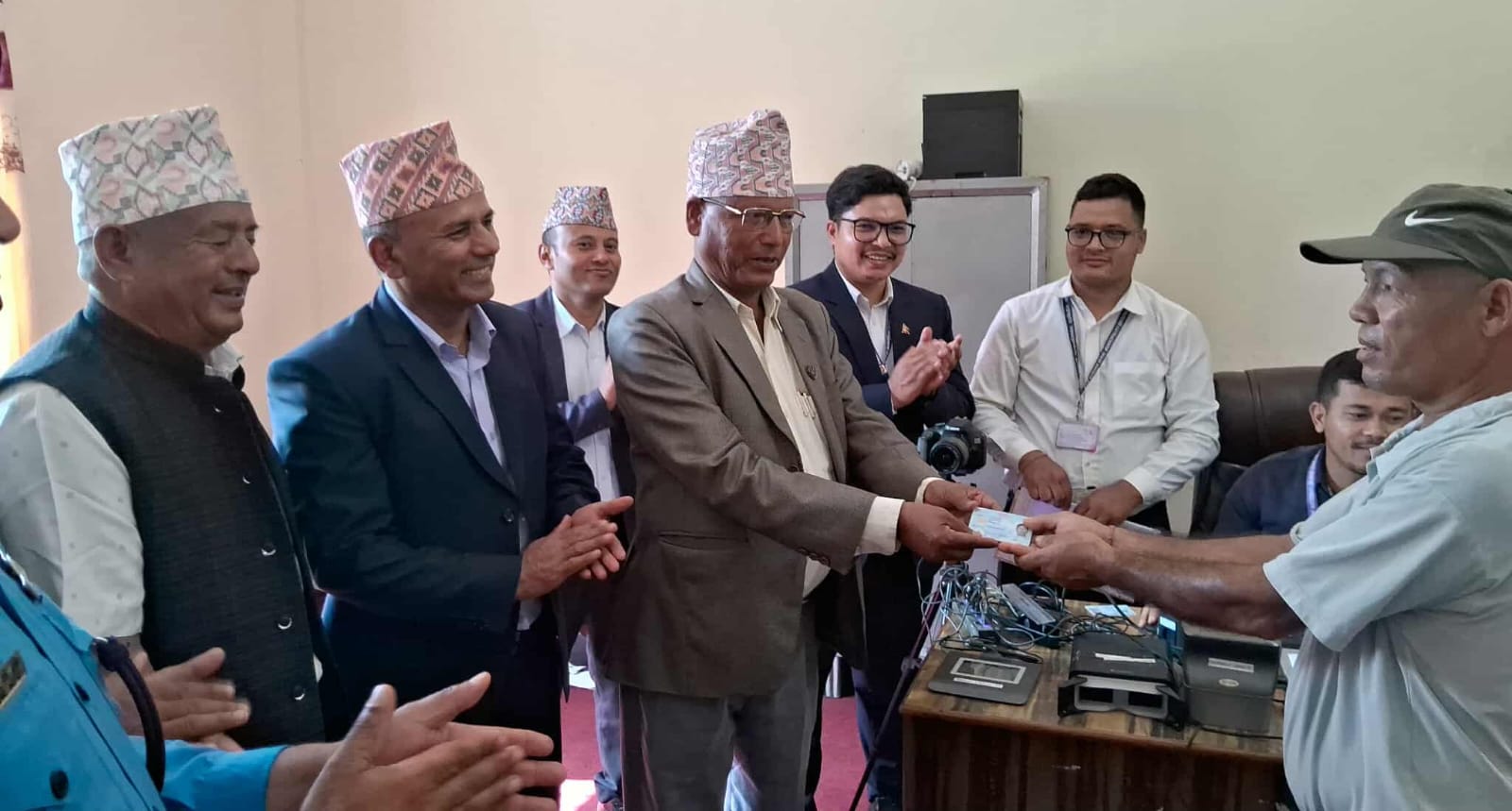 पालिकामै पुगेर राष्ट्रिय परिचय पत्र वितरण