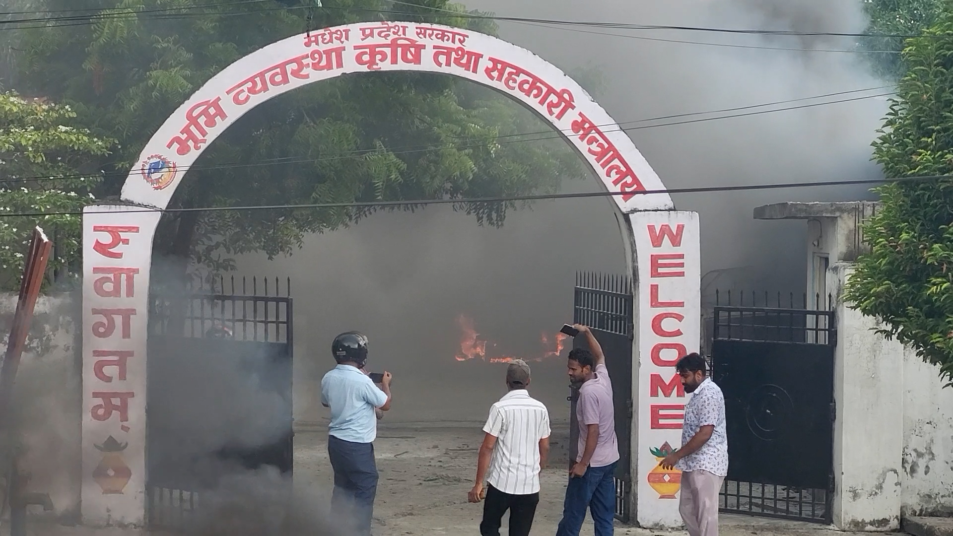 मधेश प्रदेशका अधिकांश सरकारी कार्यालय र मन्त्रालयहरुमा आगजनी र तोडफोड