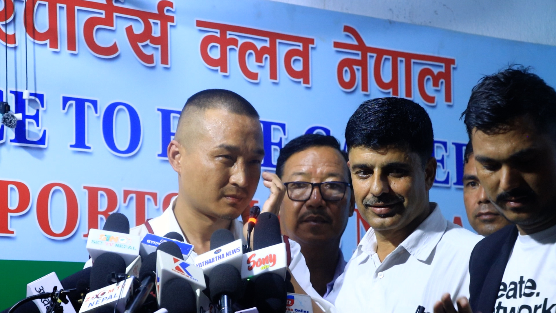 सुदन गुरूङले गरेको पत्रकार सम्मेलनमा कुटाकुट