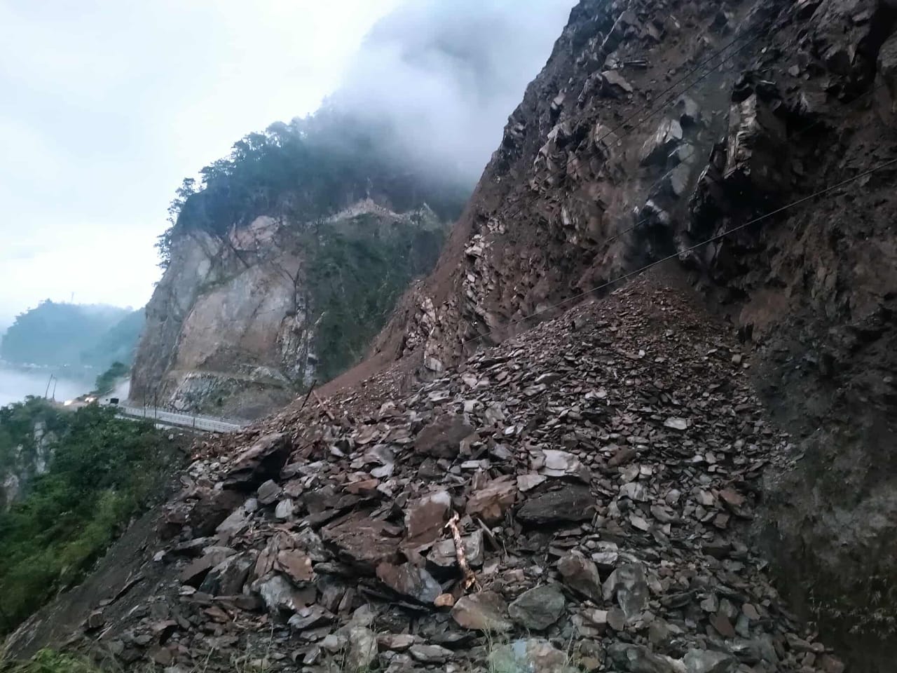 नारायणगढ–मुग्लिन सडकमा पहिरो हटाउने काम सुरु