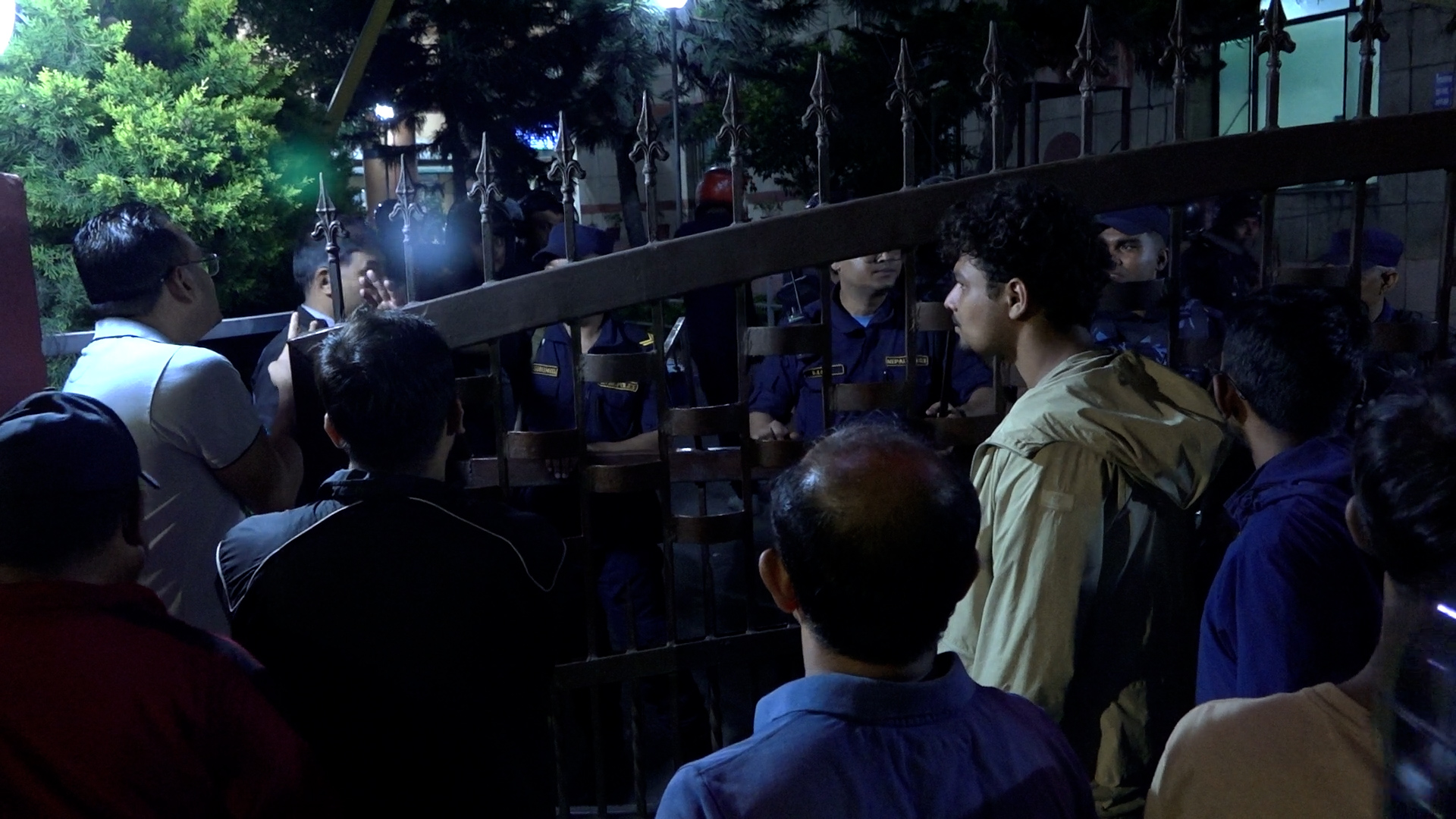 ट्रमा सेन्टरमा घाईते भेट्न आएका आफन्तहरुलाई प्रहरीको लाठीचार्ज