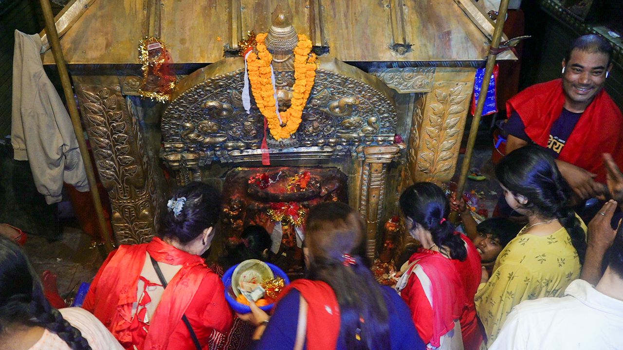 आज दशैँको तेश्रो दिन : नक्साल भगवती मन्दिरमा भक्तजनहरु (फोटोफिचर)