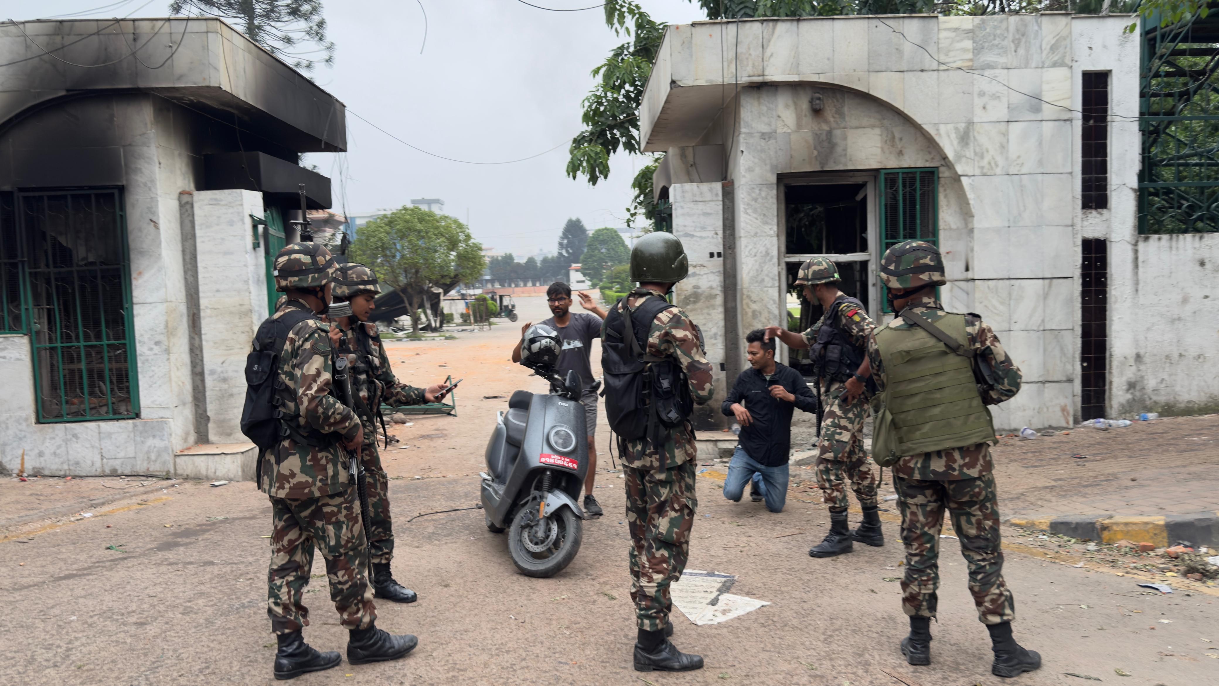 जलेर ध्वस्त भएका संसद भवनलगायत विभिन्न स्थानमा सुरक्षा दिँदै नेपाली सेना